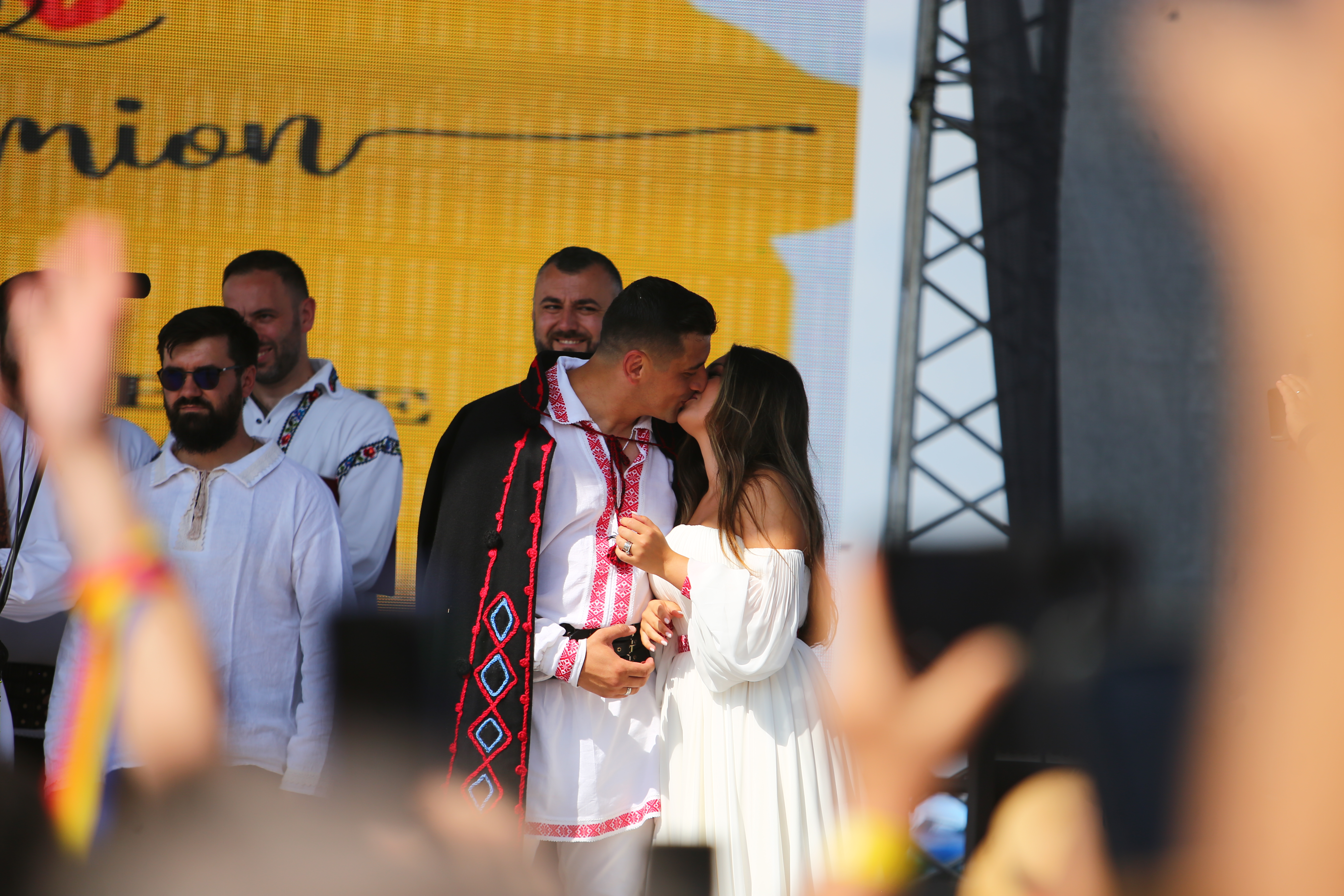 O mireasă și două nunți. Cum a petrecut poporul în vale, iar ceilalți invitați, în deal, la căsătoria „domnului AUR”, George Simion
