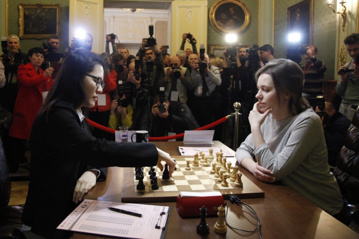 Frumoasa favorită a lui Mircea Lucescu a pierdut titlul mondial la șah. Noua regină e o chinezoiacă, cea mai tânără campioană ever! Modelul asiaticei e ”ciudatul geniu Bobby Fischer”. Se antrenează și câte 8 ore pe zi. La trei ani, Hou Yifan își bătea și bunica, și tatăl. A doborât o groază de recorduri/ FOTO&VIDEO
