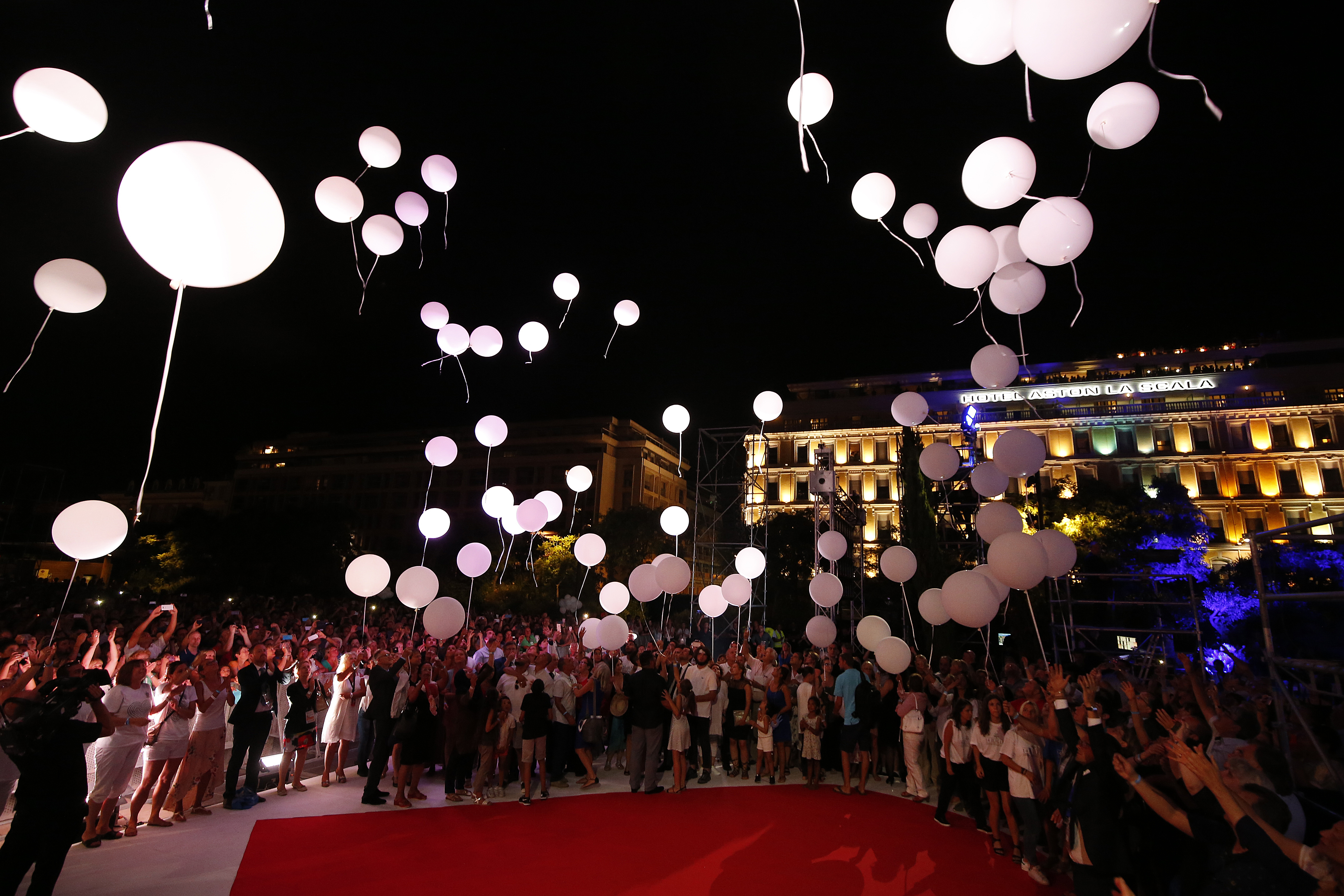 Un an de la atentatul din Nisa | Promenade des Anglais, iluminată în memoria celor 86 de victime ale atacului terorist - FOTO