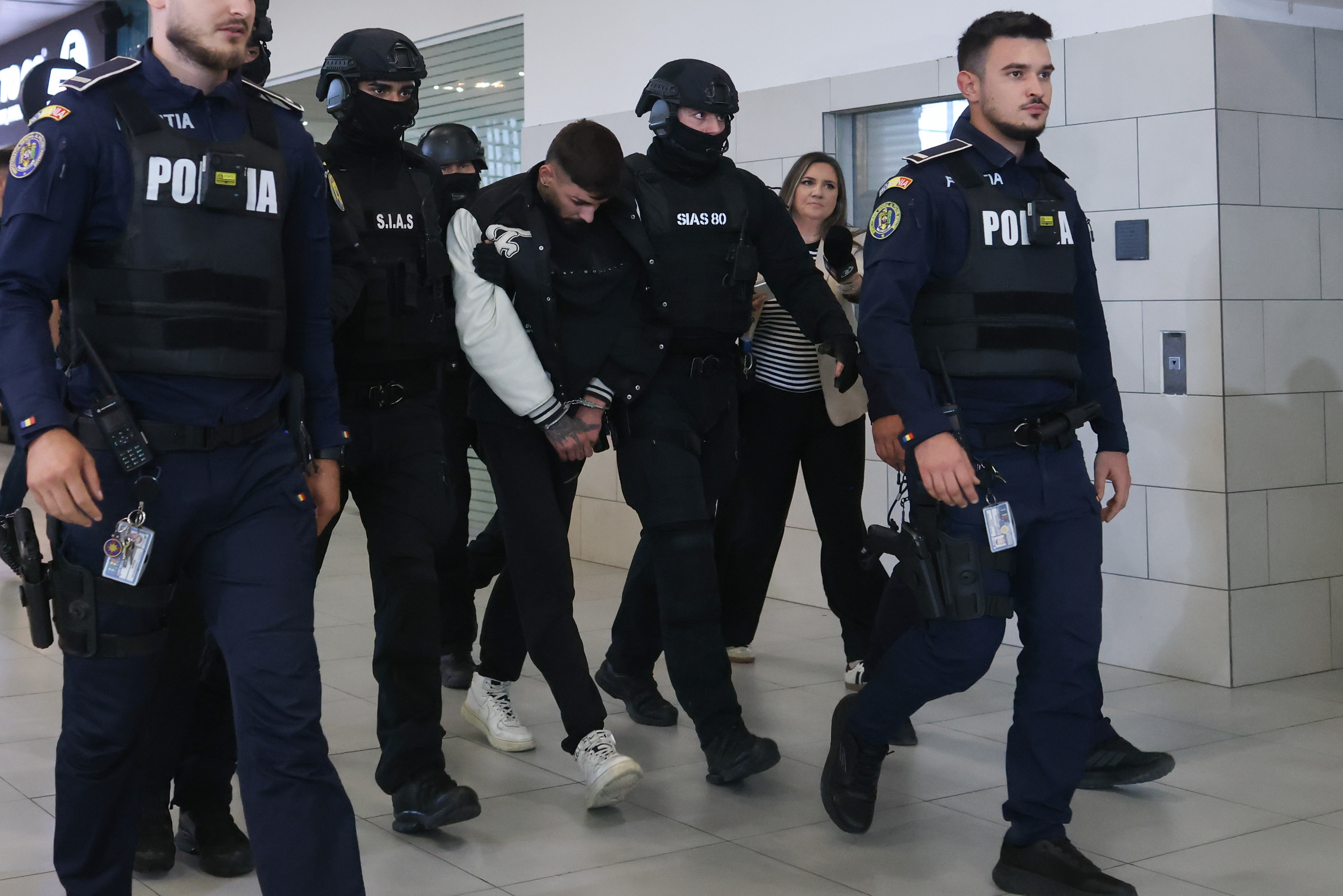 Primele imagini cu Vlad Baltateanu, suspectul în cazul crimei din Vâlcea. Bărbatul de 30 de ani a ajuns în mâinile polițiștilor români