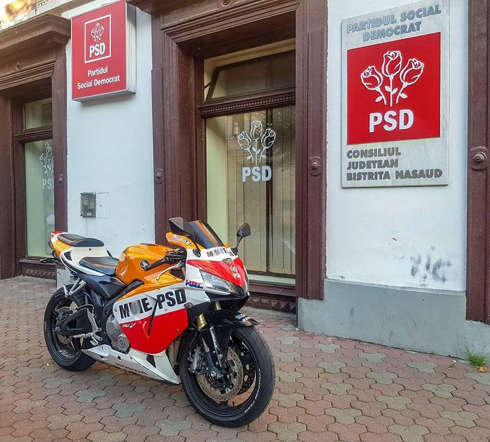 Românii sunt deosebit de inventivi când vine vorba de mesaje anti-PSD. Dedicații speciale înainte de mitingul diasporei