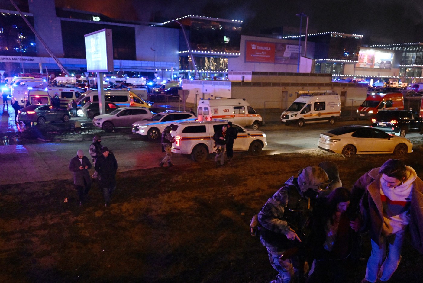 „Oamenii băteau la geamuri, nu știau cum să iasă”. Filmul atacului din Moscova, relatat de supraviețuitori