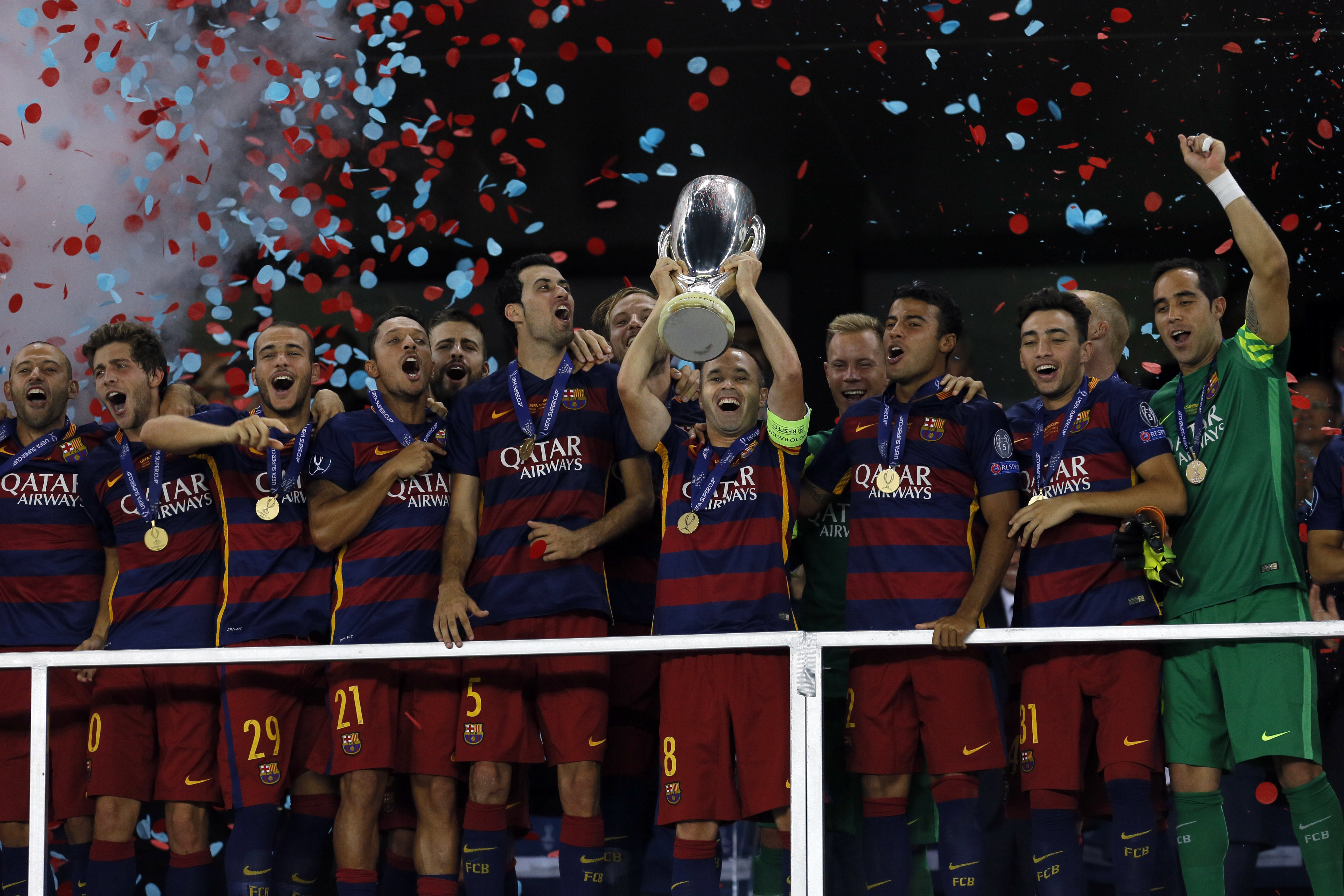 Supercupa Europei: FC Barcelona - FC Sevilla 4-4, 5-4 după prelungiri. Fabulos! Unul dintre cele mai frumoase meciuri din istorie. Andaluzii au revenit miraculos, de la 1-4! ^Legitimat la Sevilla, Raul Rusescu n-a fost inclus în lot, ci se pregătește separat, așteptând să fie iarăși izgonit / GALERIE FOTO & VIDEO