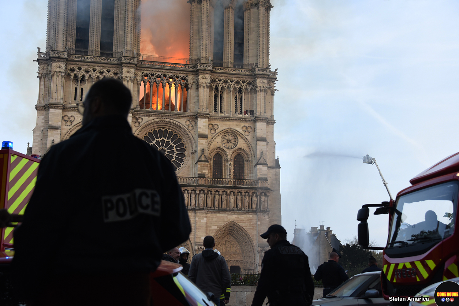 Incendiul de la Notre Dame, prin ochii unui voluntar român care i-a însoțit toată noaptea pe pompierii francezi: ”Oameni căzuți în genunchi se rugau, alții erau stană de piatră, cu fețele scăldate în lacrimi”