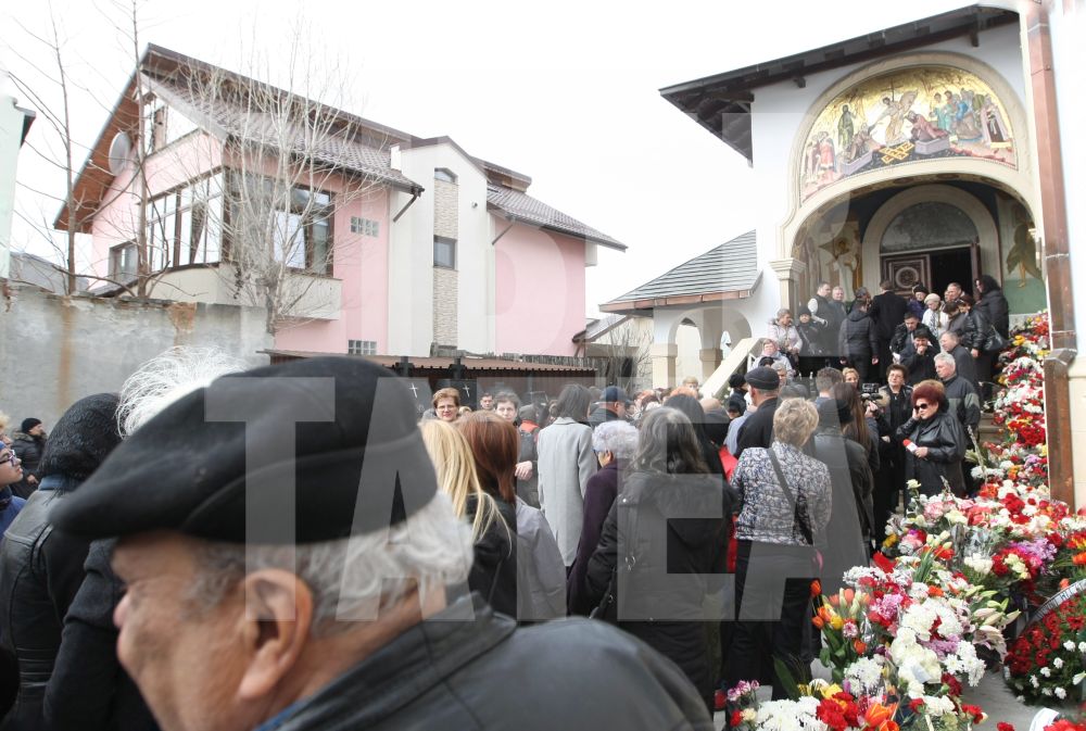 VIDEO și FOTO EXCLUSIV / Ileana Ciuculete a fost înmormântată. Cântăreața de muzică populară a fost condusă pe ultimul drum de sute de persoane