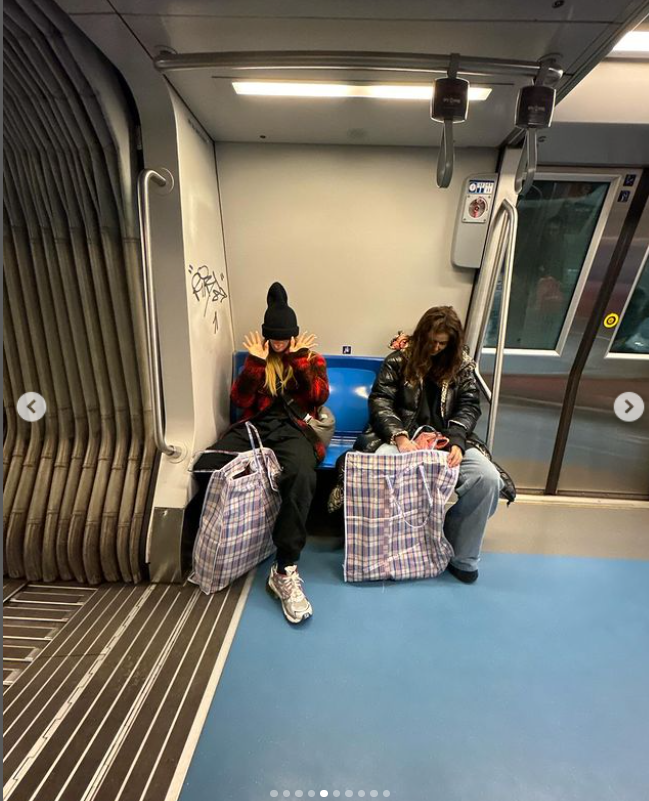Delia și-a făcut cumpărăturile din piața Obor și a plecat acasă cu metroul. Ținuta vedetei a atras toate privirile celor din jur