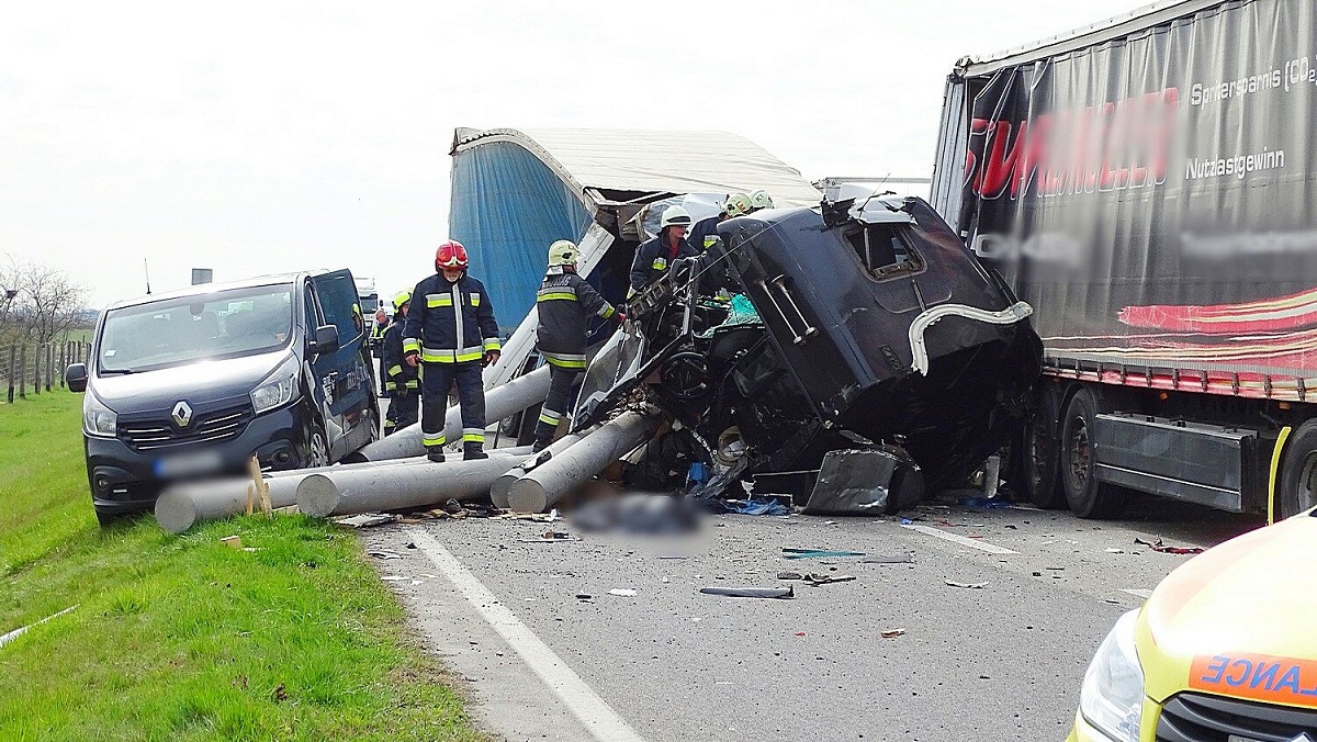 Șofer român de TIR ucis de stâlpii uriași de beton pe care-i transporta și care au smuls cabina de pe șasiu, pe o autostradă din Ungaria
