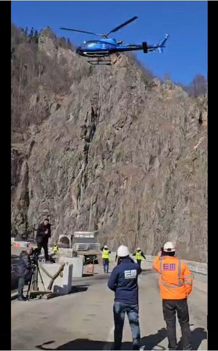 Când se reumple lacul Vidraru: a fost adus inclusiv un elicopter la baraj