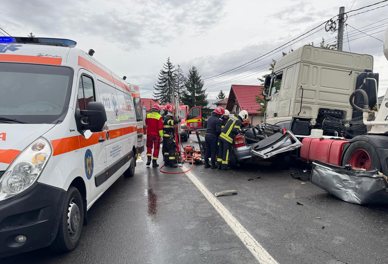 Trei oameni au murit pe DN7, la Bascov, Argeș, după ce un autoturism s-a izbit violent de o cisternă