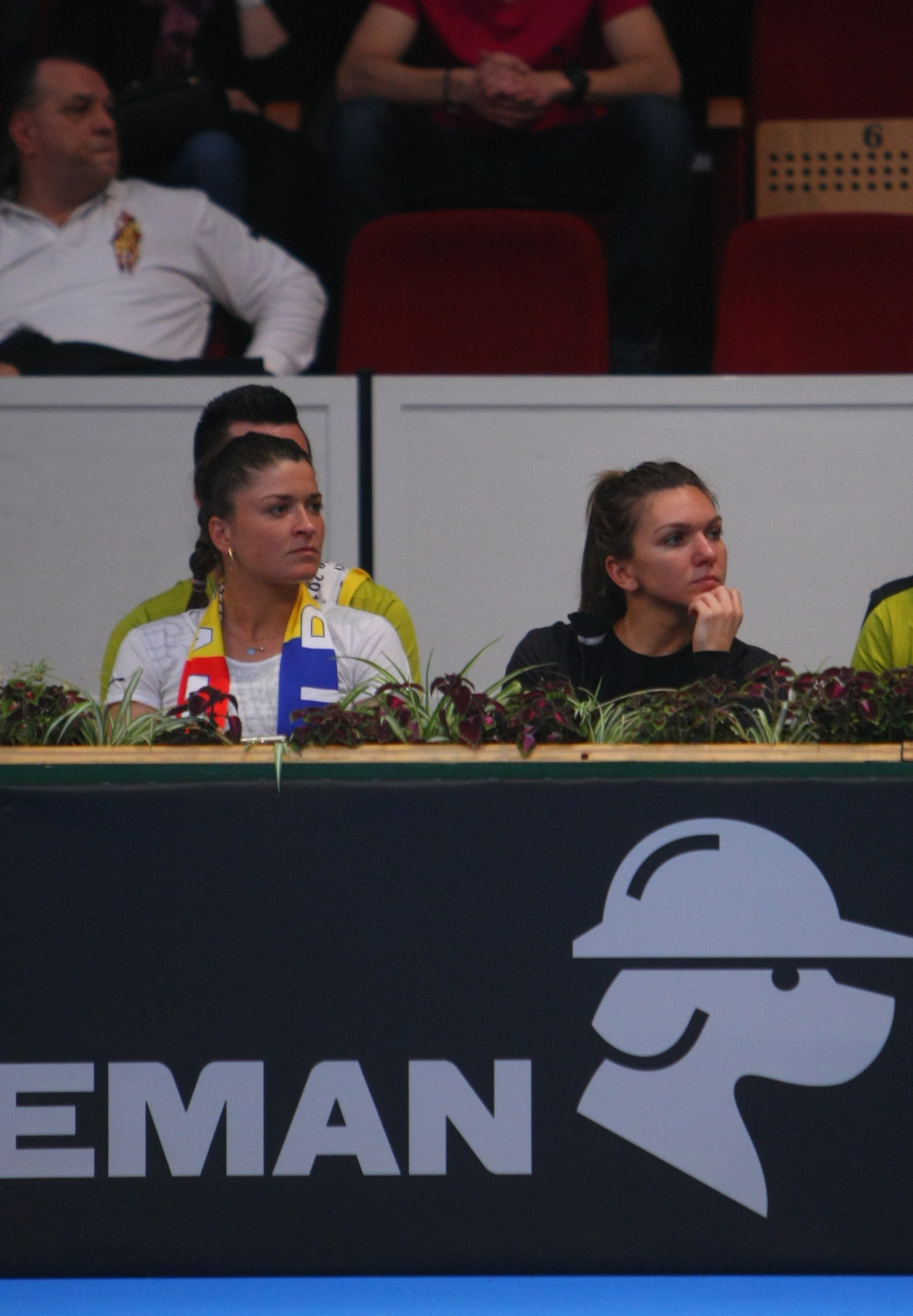 Simona Halep conduce din lojă galeria României, la meciul de Fed Cup cu Belgia. Ion Țiriac, stingher în tribună / GALERIE FOTO