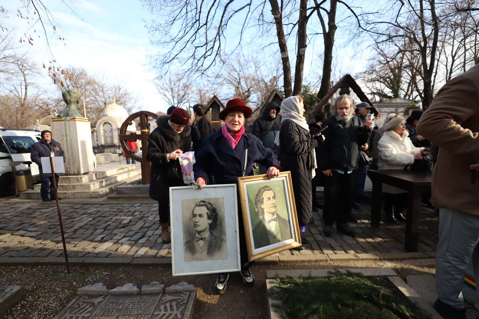 Furt la mormântul lui Mihai Eminescu din București, în ziua în care românii au sărbătorit 175 de ani de la nașterea poetului: „Am dat o groază de bani”