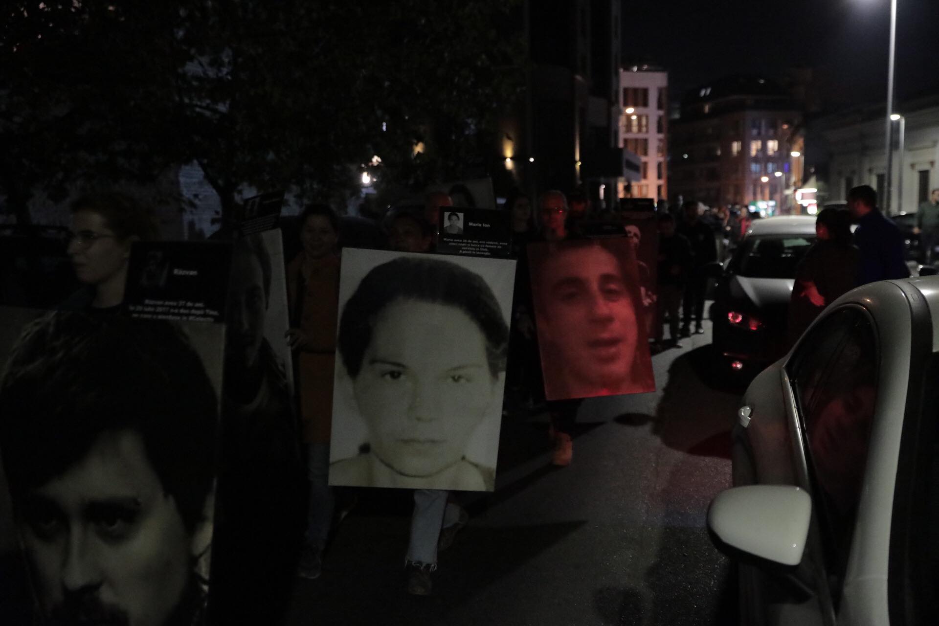 Marș în memoria victimelor de la Colectiv. Fotografiile tinerilor care au murit au fost așezate în fața Parchetului