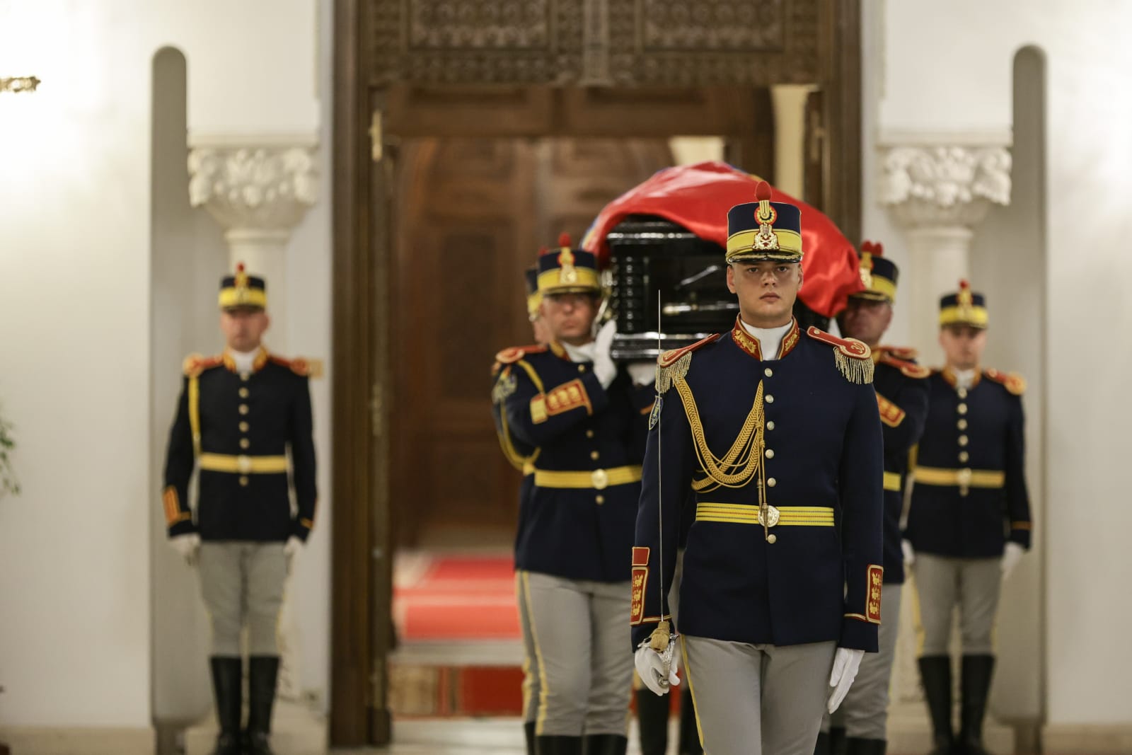 Funeralii de stat pentru Ion Iliescu. Ultimele omagii aduse în fața sicriului fostului președinte, în Sala Unirii, la Palatul Cotroceni