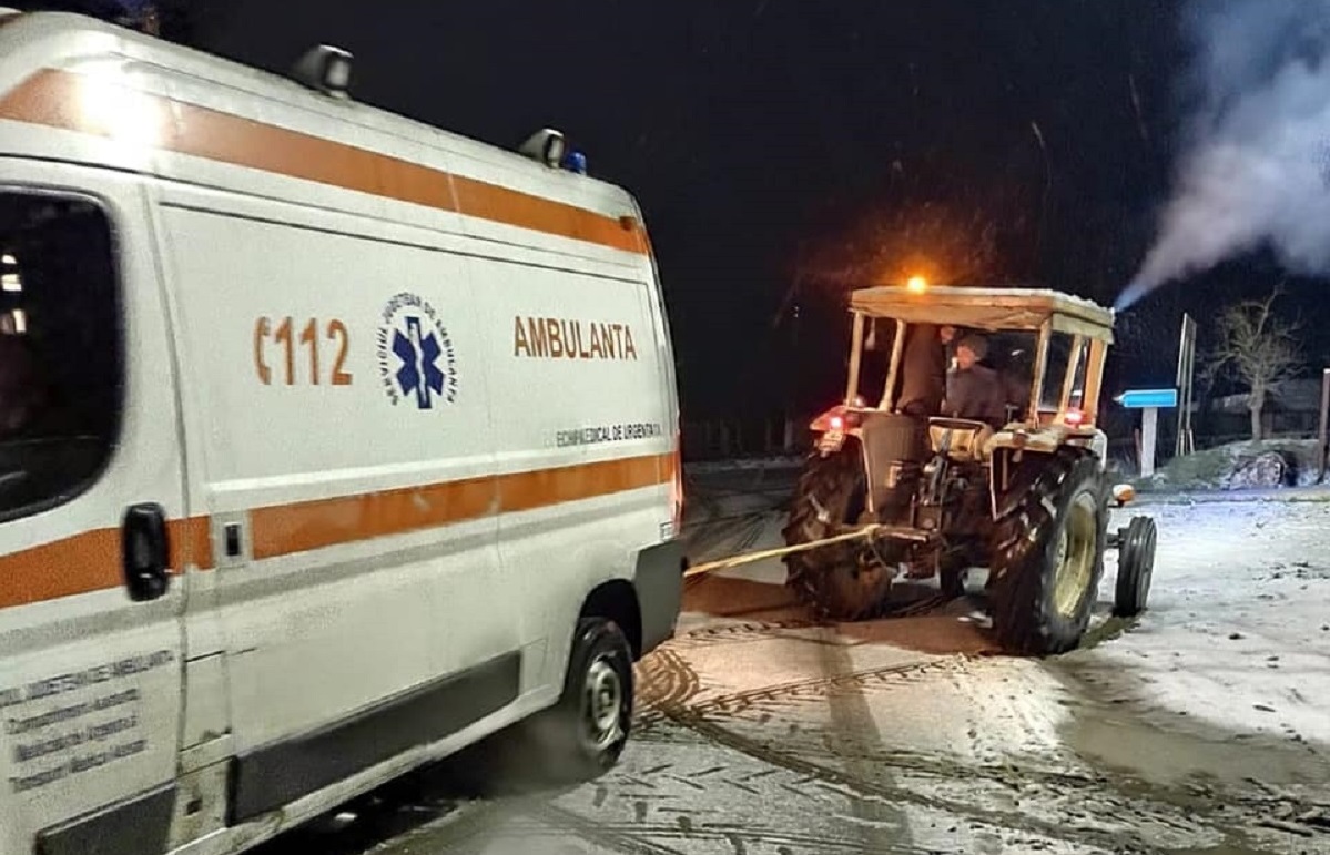 O ambulanță cu pacient, accident din cauza vremii: șoferul a derapat pe zăpadă și a intrat într-un gard. „Iarna din aprilie aduce probleme”
