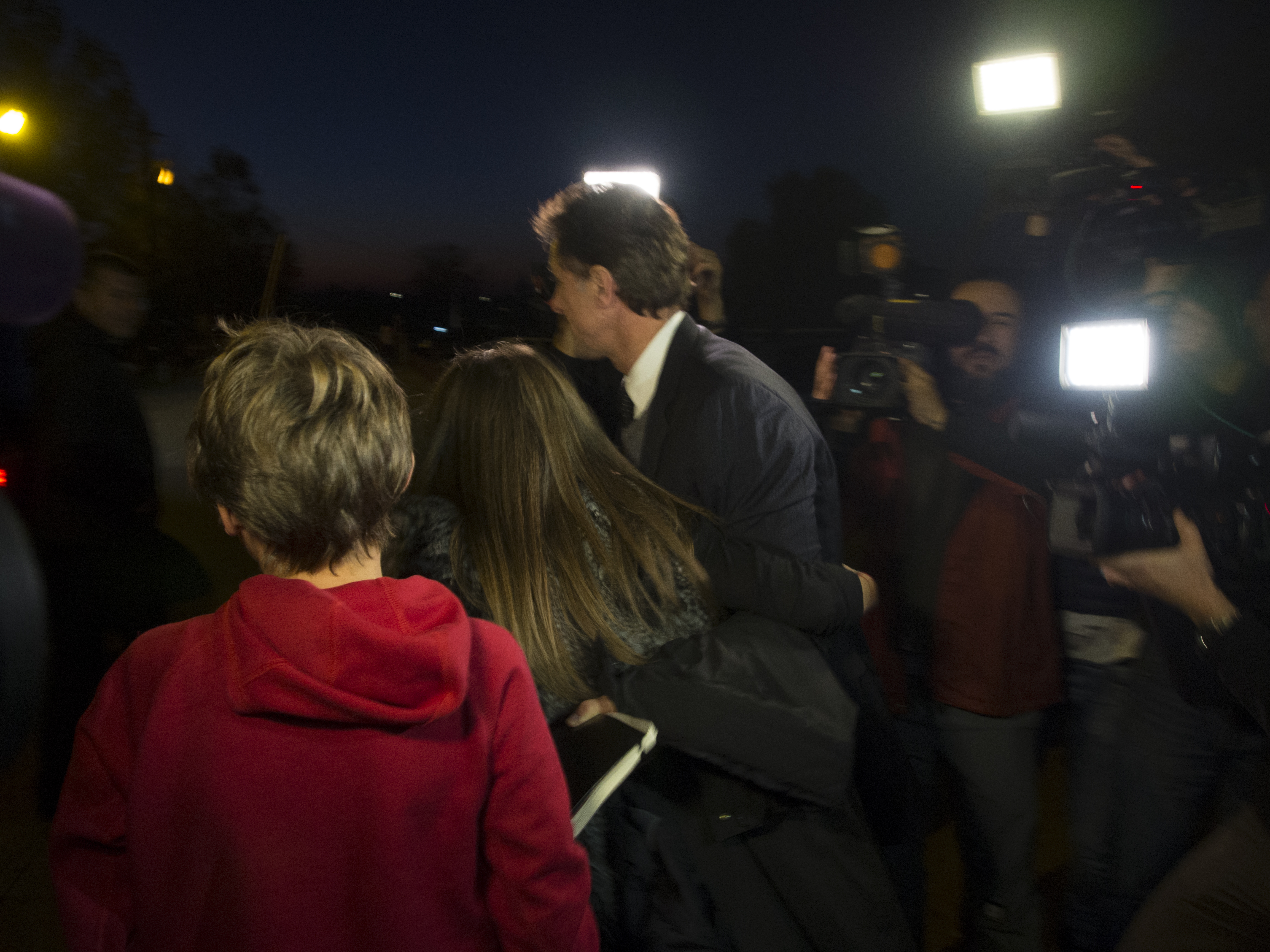 GICĂ POPESCU ESTE LIBER! Primele declarații ale fostului căpitan al naționalei: ”A fost cea mai grea perioadă din viața mea. Primul lucru pe care îl voi face, voi merge la mormântul tatălui meu!”. Judecătorii de la Tribunalul Ilfov au decis astăzi că fostul internațional merită să fie eliberat condiționat. “Baciul” a fost așteptat de soție și de cei doi copii, la ieșirea din Penitenciarul Jilava / GALERIE FOTO & VIDEO
