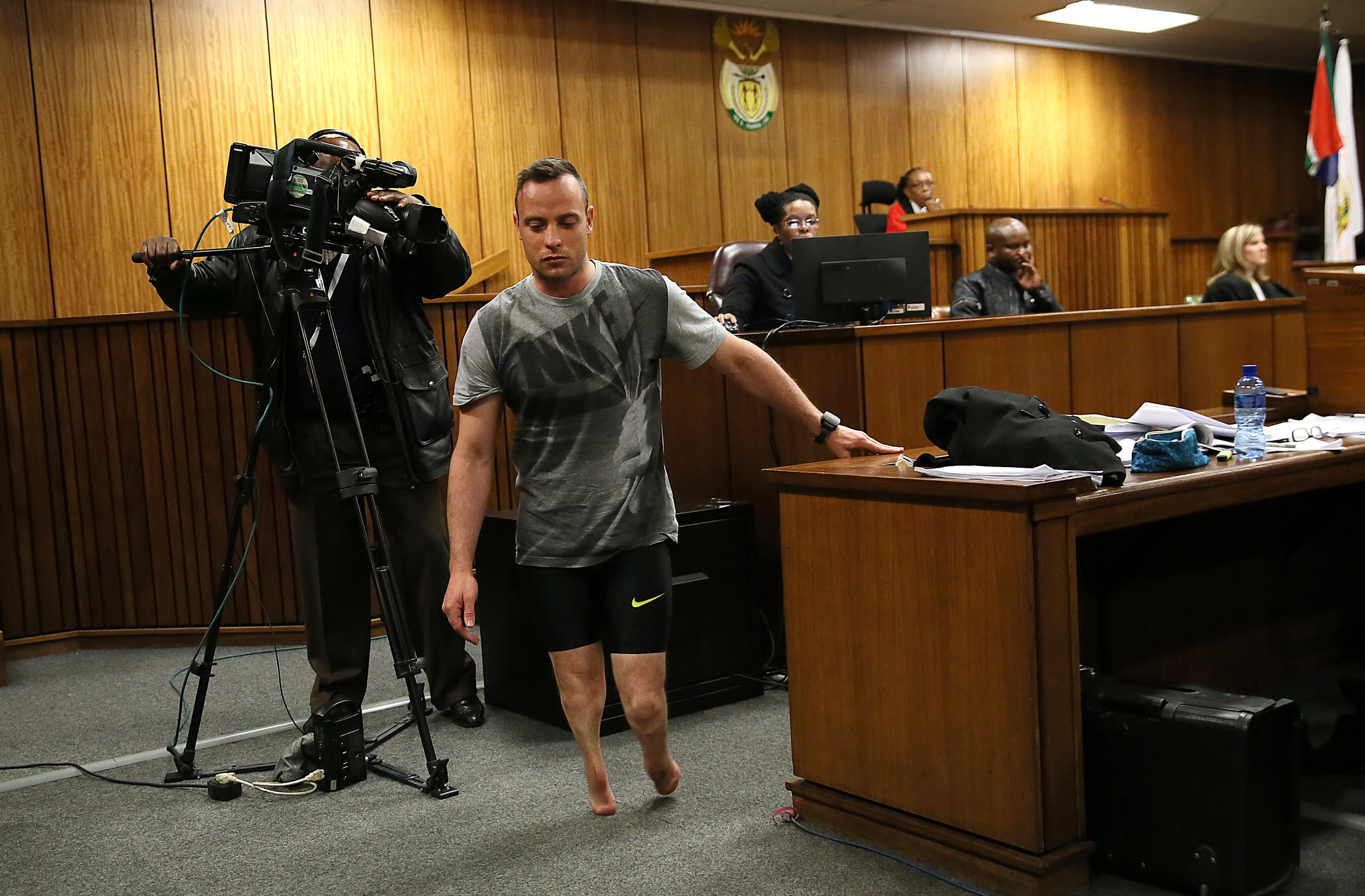 Oscar Pistorius și-a dat jos protezele ca să le arate judecătorilor că nu și-a ucis intenționat iubita | GALERIE FOTO