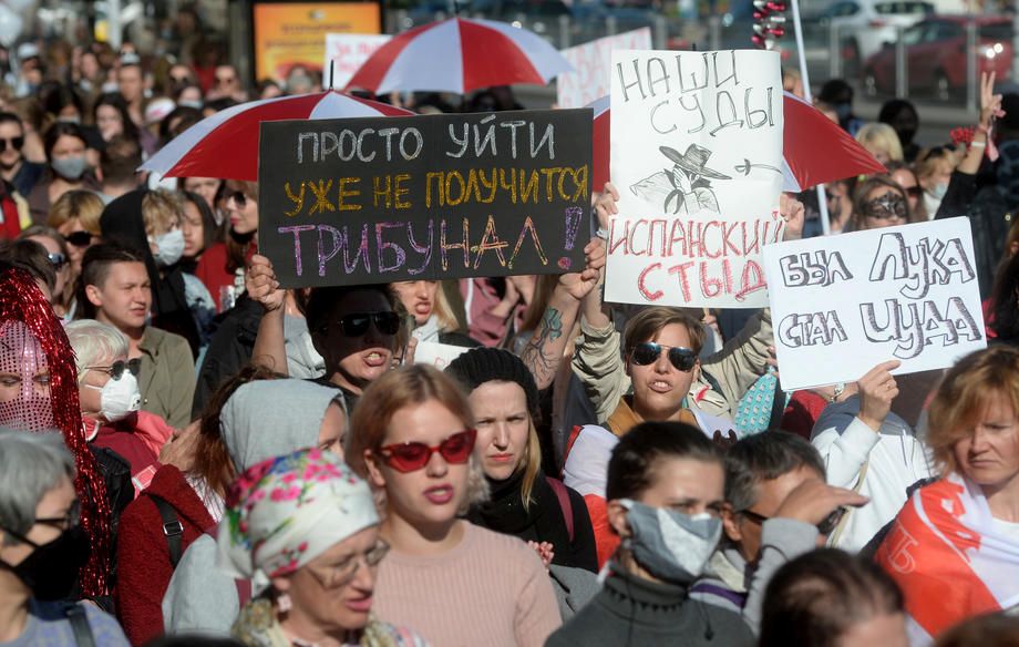 Sute de femei au fost reținute în Belarus, printre care și bunica de 73 de ani, devenită simbol al manifestațiilor din Belarus