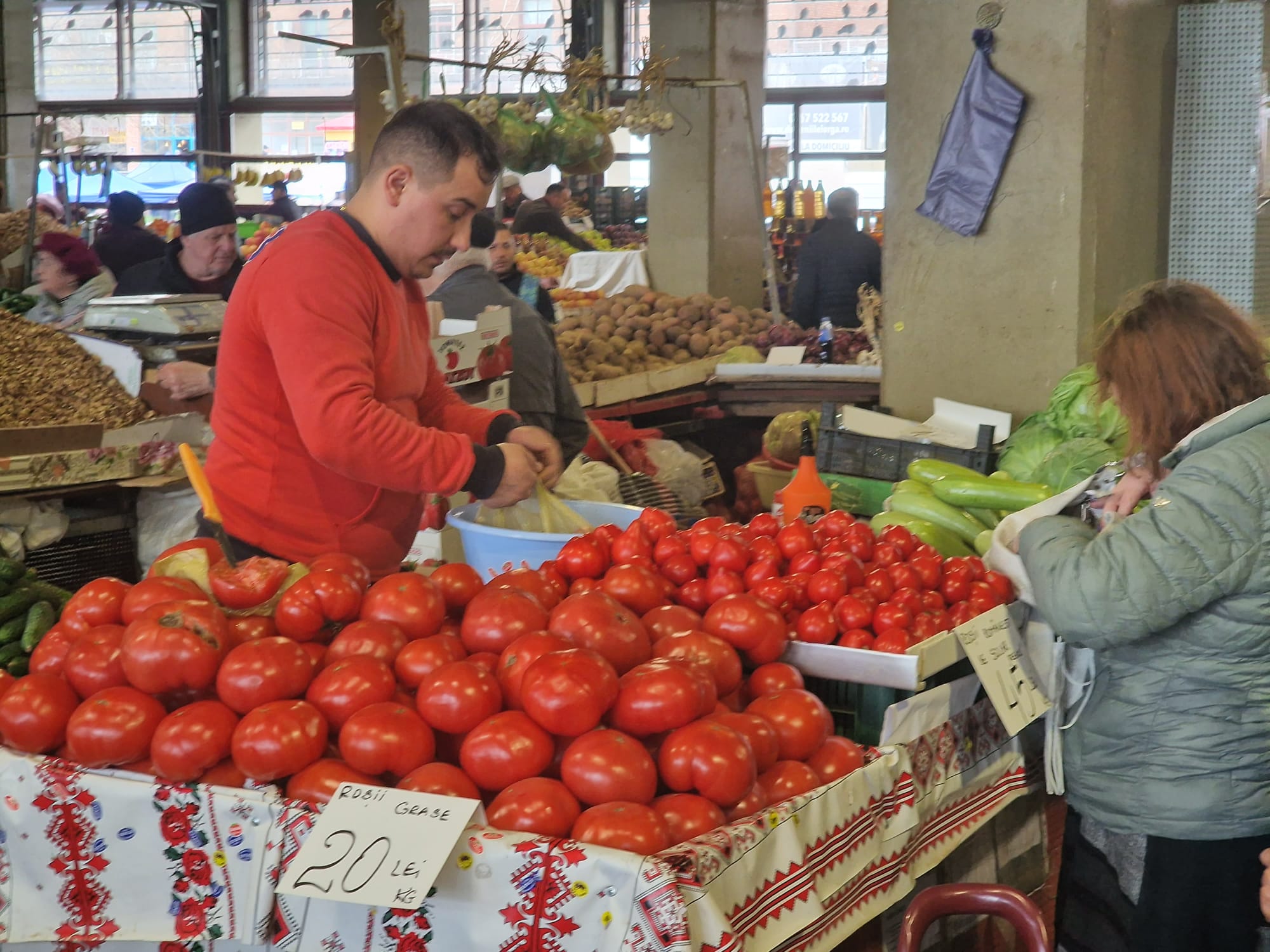 FOTO. Cât costă roșia românească în Piața Obor: bate prețul kilogramului de miel, dar există și o alternativă