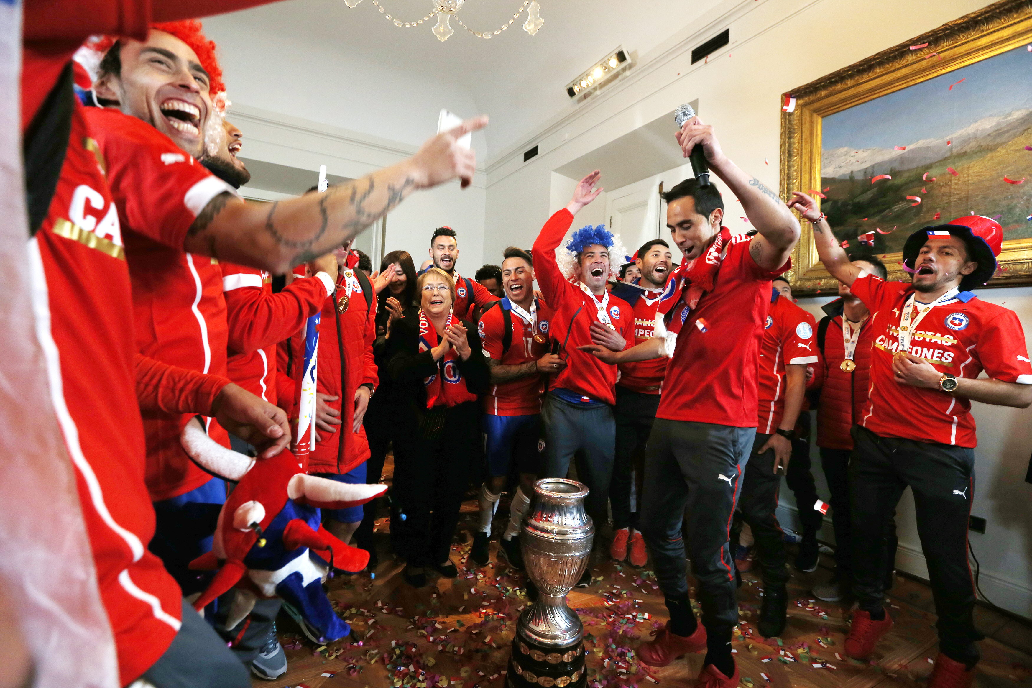 Chilienii au sărbătorit pe străzi câștigarea primei Copa America din istorie. ^A fost noapte albă la Santiago / GALERIE FOTO
