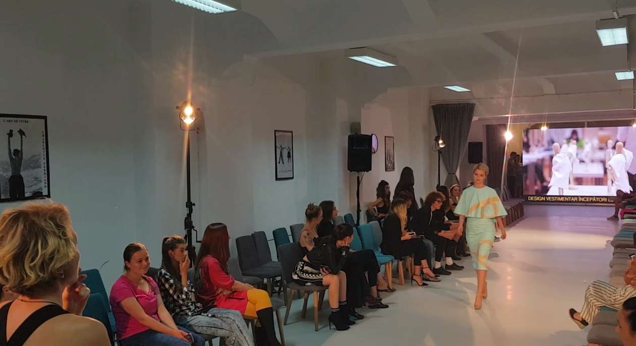 VIDEO/ Cum să ajungi designer vestimentar când nu știi să coși. Visul clădit din bucăți de material