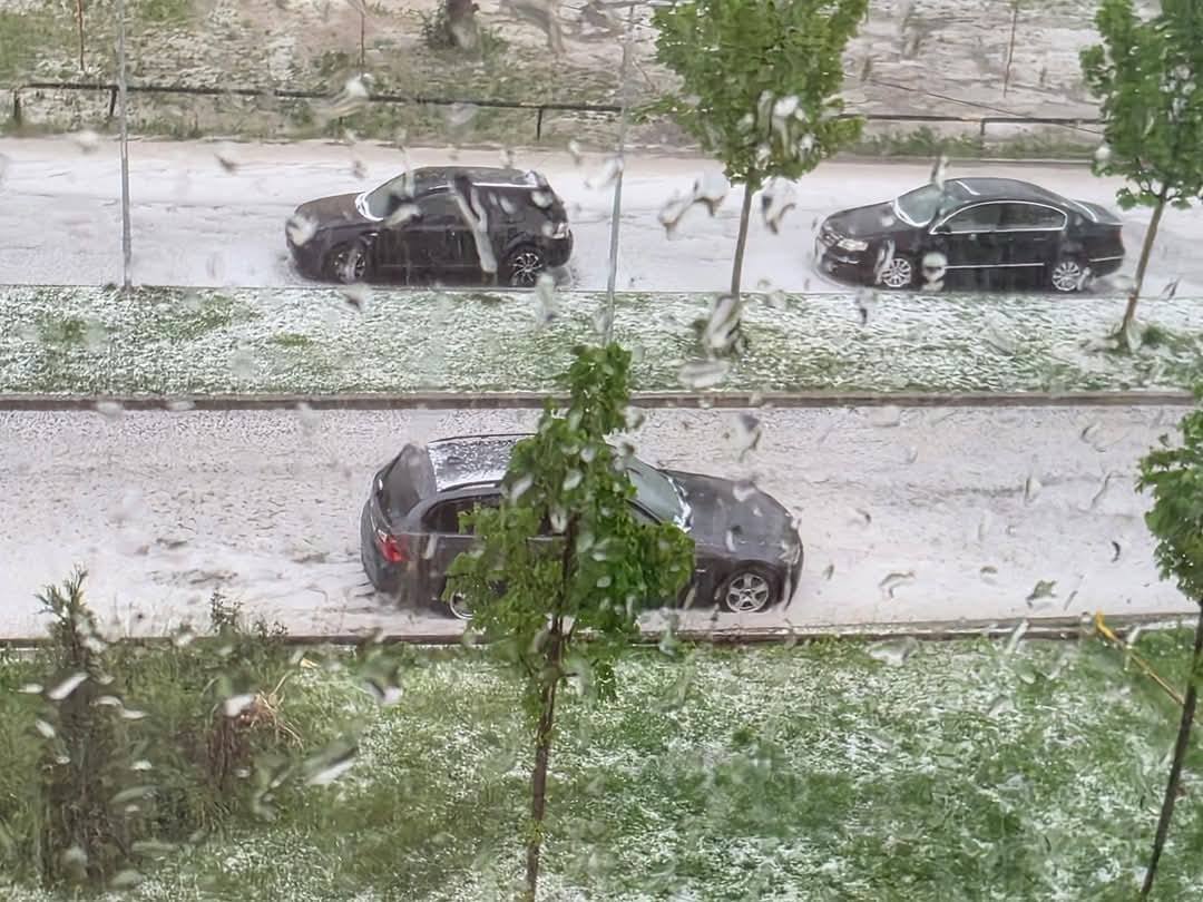 Grindina a făcut prăpăd în România. Imagini cu străzi inundate și curți acoperite cu un strat mare de gheață | Video
