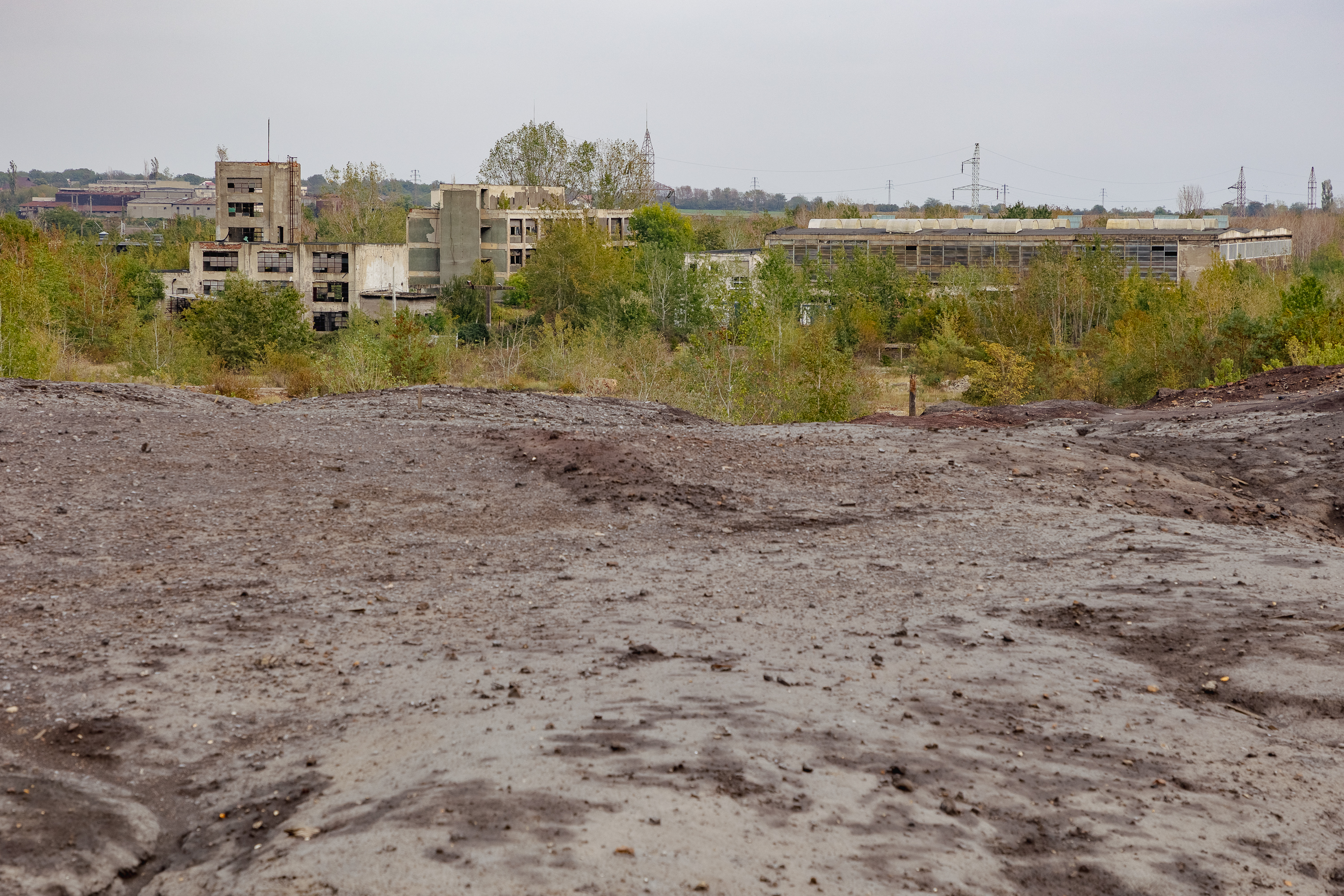 Cernobîlul de la Valea Călugărească, Prahova. Autoritățile și-au dat acordul pentru un mare depozit de gunoi lângă munții de deșeuri industriale. „Roșia Montană se mută la noi!”
