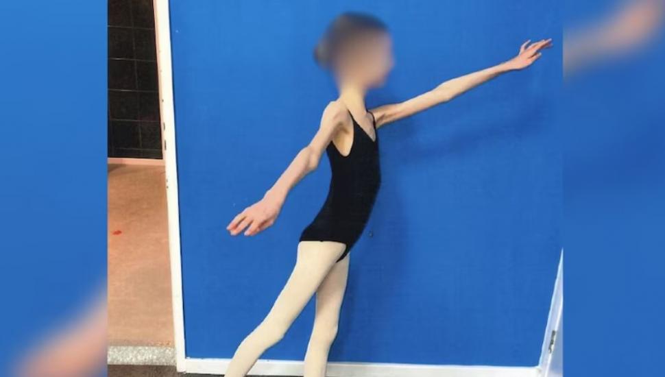Doi părinți și-au înfometat fiica pentru că doreau să rămână mică. Fata de 17 ani ajunsese să cântărească 27,3 kilograme
