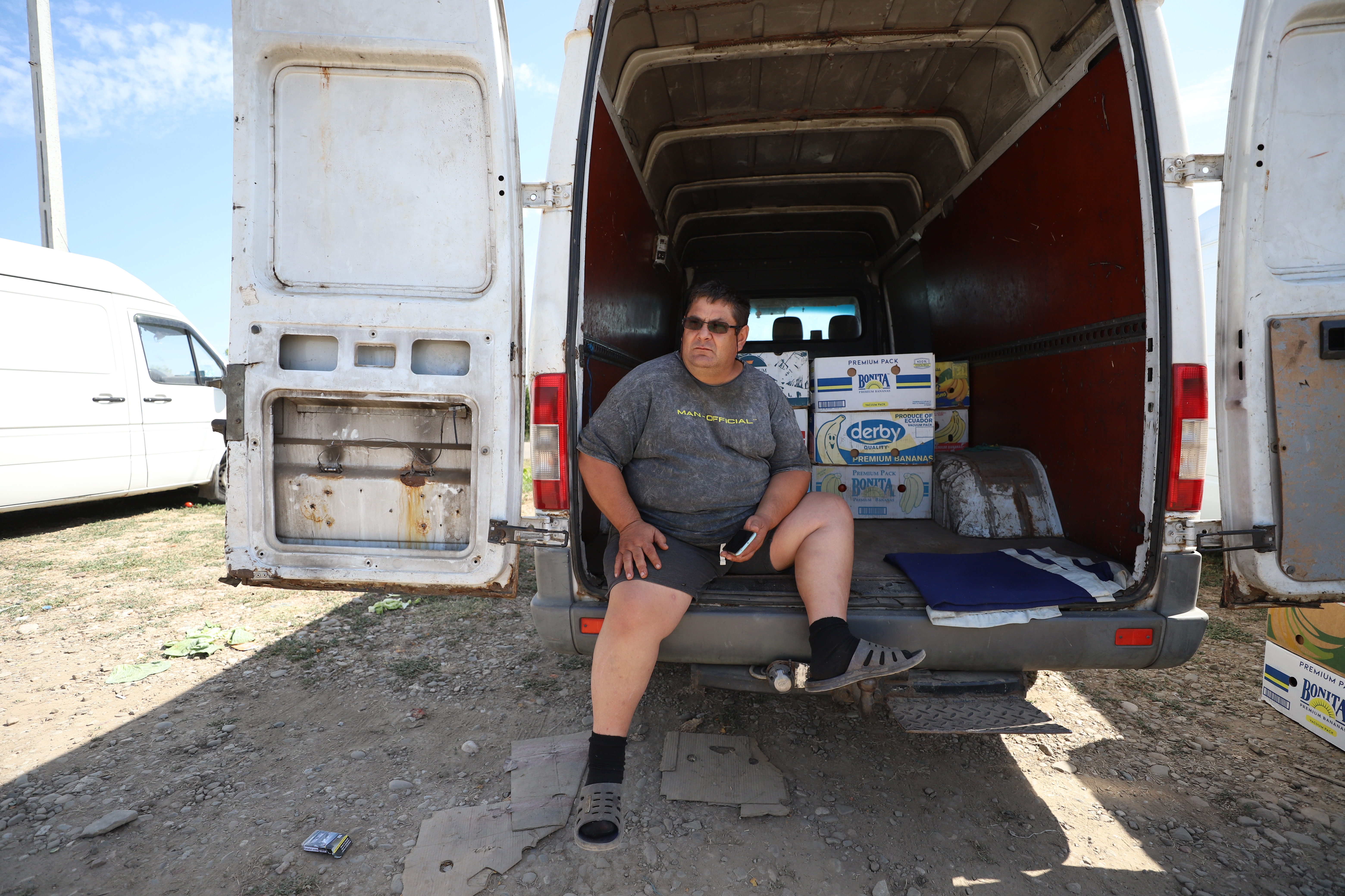REPORTAJ. Furie în piața de legume din Glodeanu Sărat, Buzău. Lăsați la mâna samsarilor, producătorii locali își anunță abandonul: „Să pună Guvernul roșii!” 