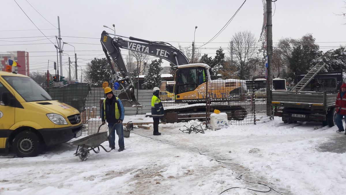 Cum se desfășoară traficul în București la această oră. Sute de utiliaje și operatori au ieșit pe străzi la deszăpezire