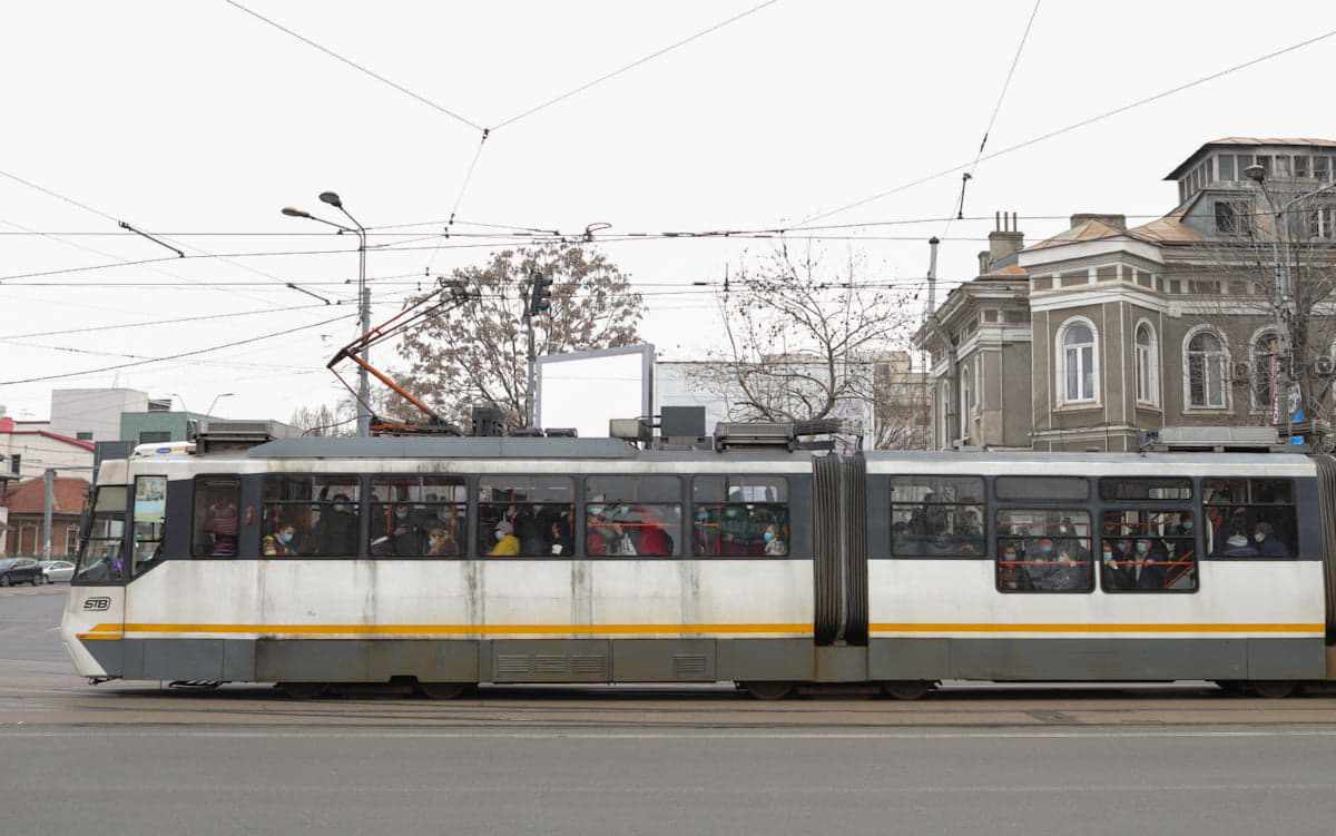 Imagini din Bucureștiul fără metrou. Mii de oameni s-au înghesuit în tramvaie, autobuze și troleibuze, traficul a fost infernal în Capitală