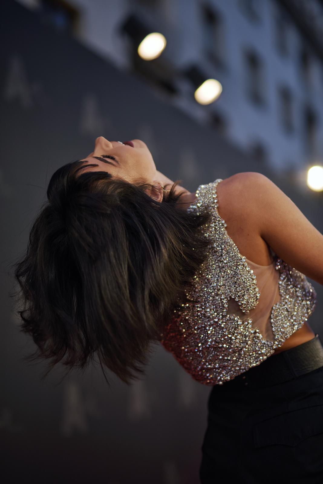 Defilare extravagantă la The Artist Awards. Vedetele au purtat ținute de mii de euro, cu sclipici, blană, paiete și voal