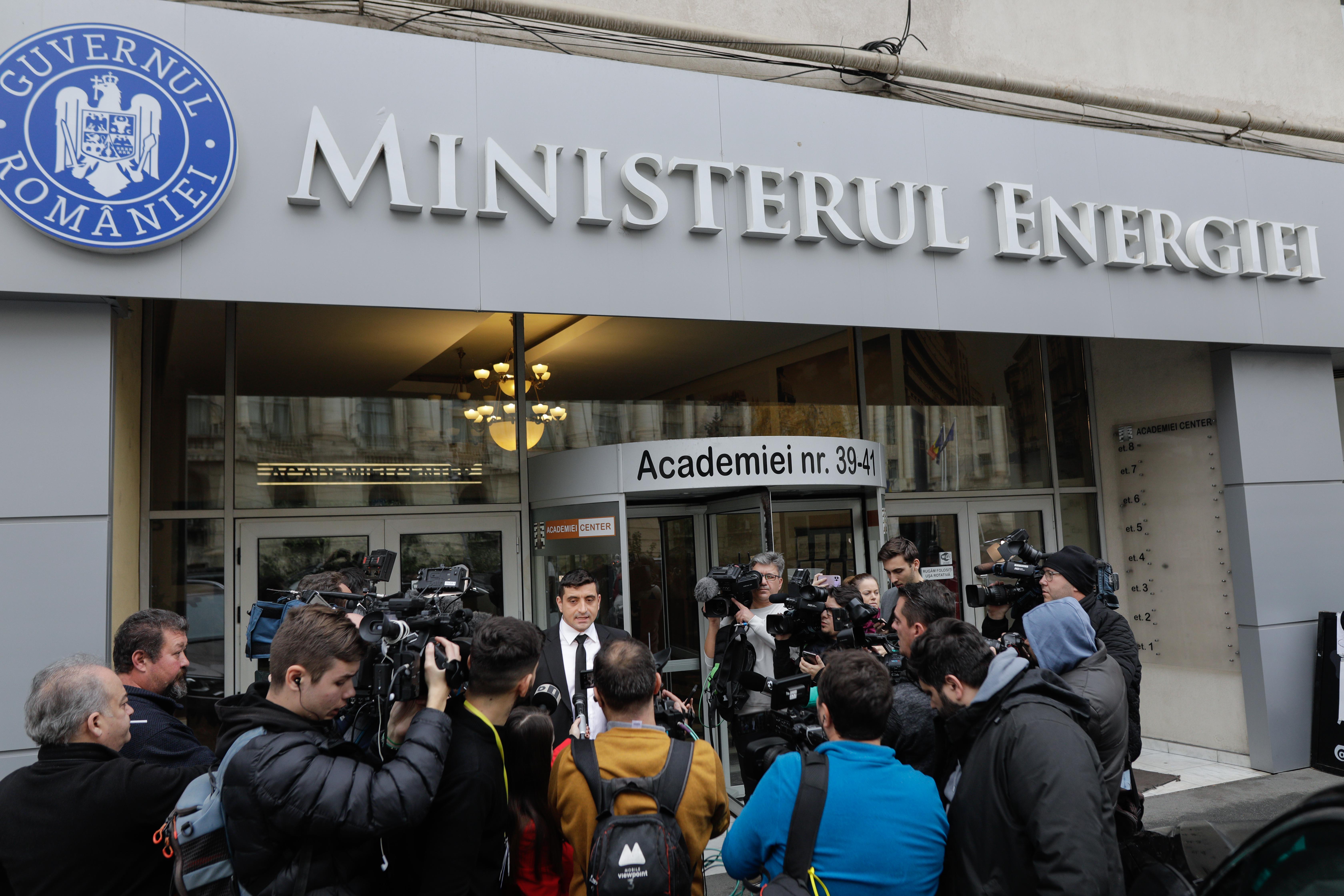 Scandal la Ministerul Energiei. Virgil Popescu a amânat conferința, George Simion a intrat cu forța și a vorbit de la pupitrul ministrului