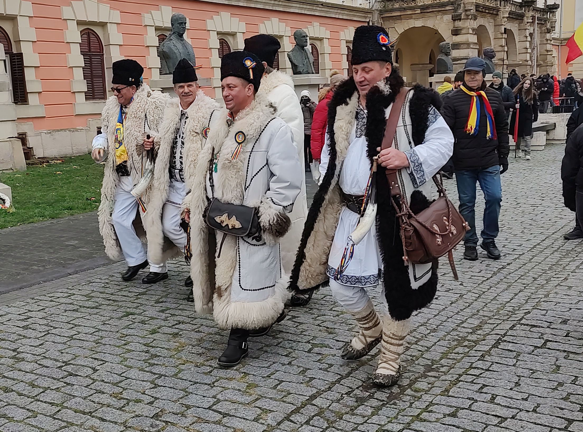 Ziua Națională în Suveranistan. Cum au ocupat Alba Iulia fanii lui Georgescu, Simion și Șoșoacă. Huiduieli fără precedent la intonarea imnului