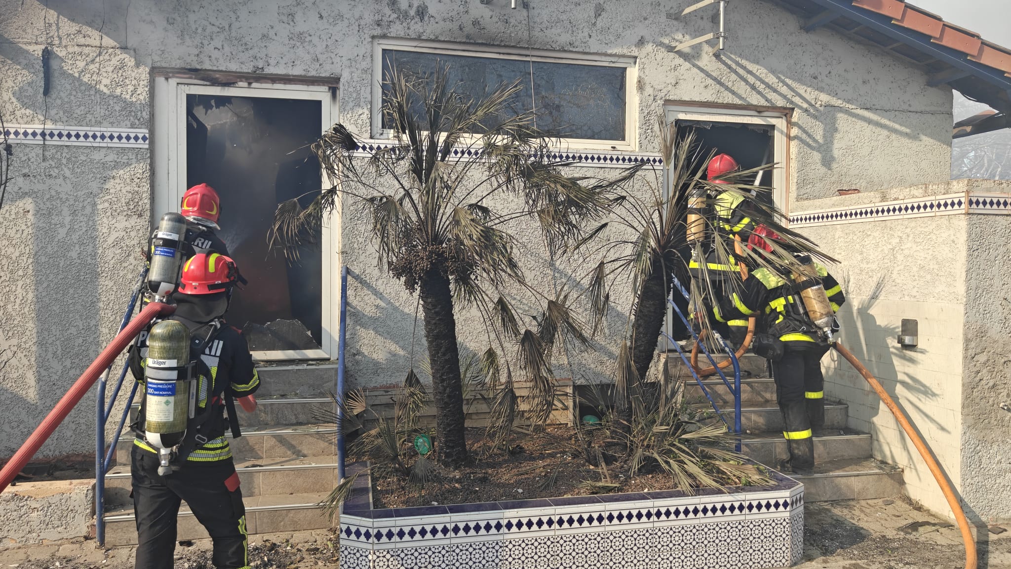 Pompieri români, la datorie în Franța pentru stingerea unui incendiu de vegetație care a afectat un camping. Peste 150 de butelii GPL, evacuate