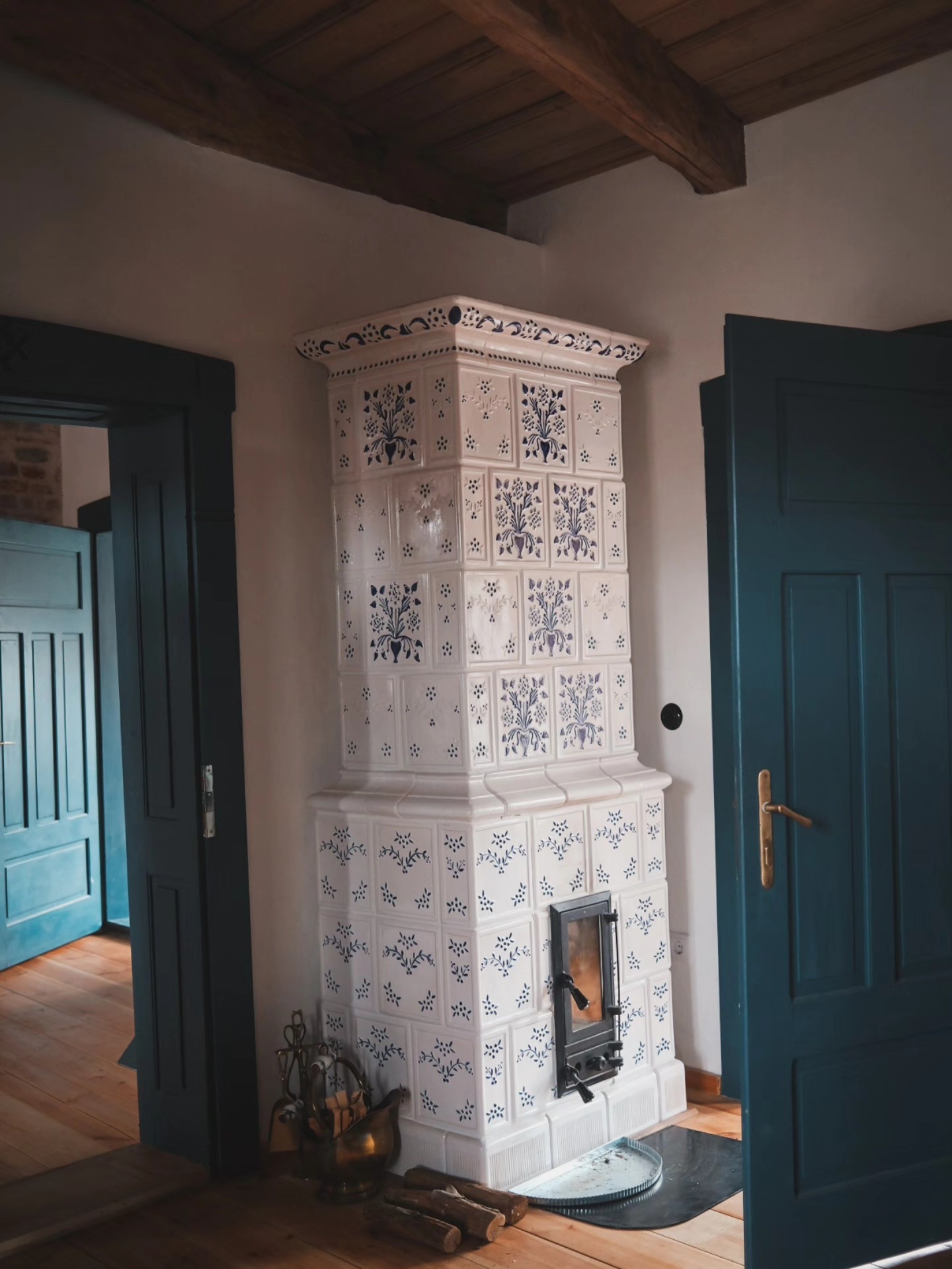 Noi imagini cu casa de la Viscri a Danei Rogoz. Cum a amenajat interiorul. „Duminică seara am ajuns. Renovarea continuă în curte”