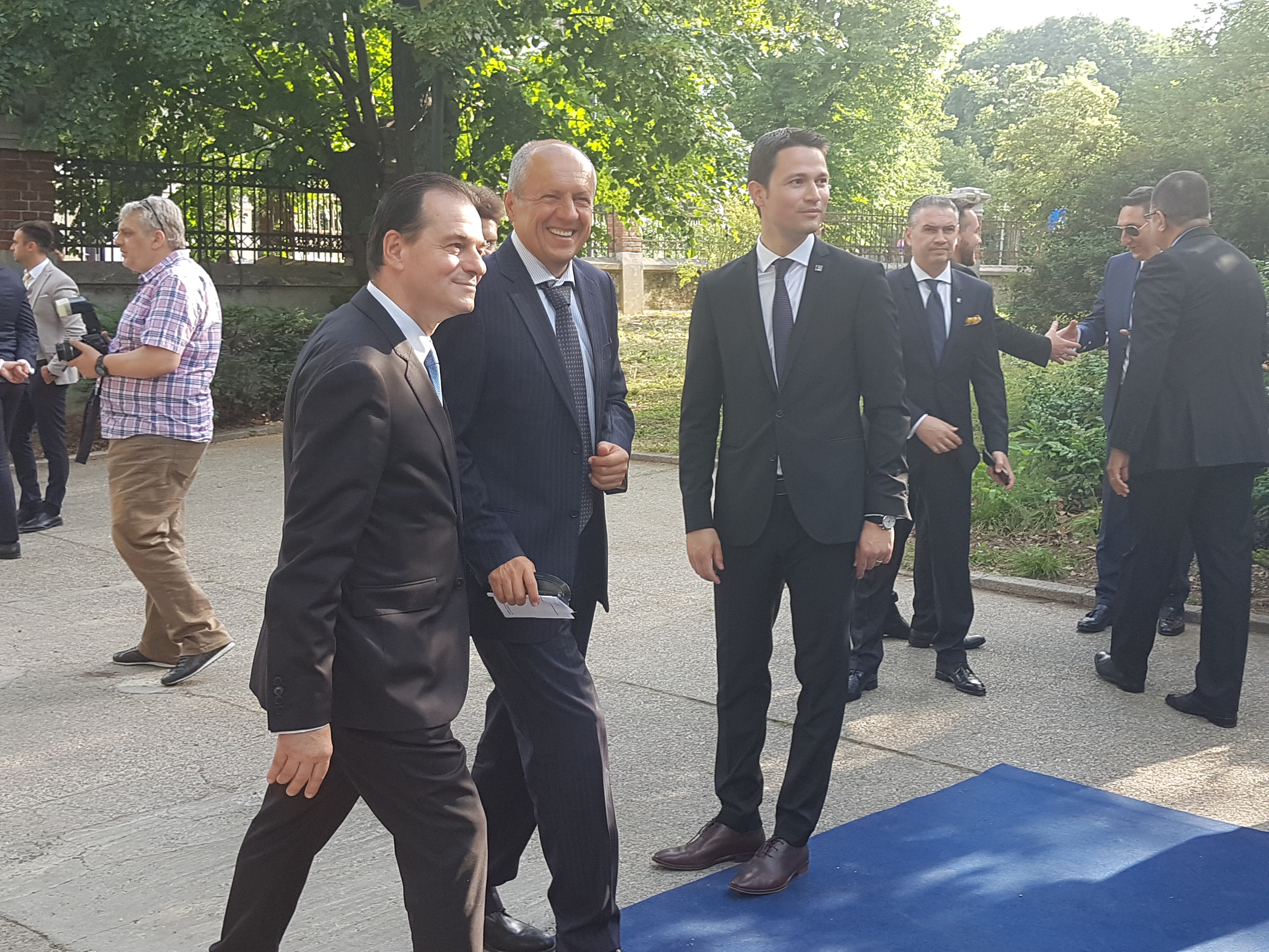 REPORTAJ / PNL a aniversat 143 de ani în grădina sediului central, cu cântece despre unire; Orban, mesaj de unitate (PNL)