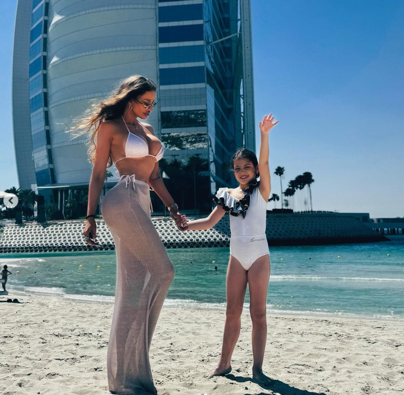 Bianca Drăgușanu și Gabi Bădălău și-au luat copiii și au plecat împreună în vacanță. Imagini rare cu aceștia pe plaja din Dubai