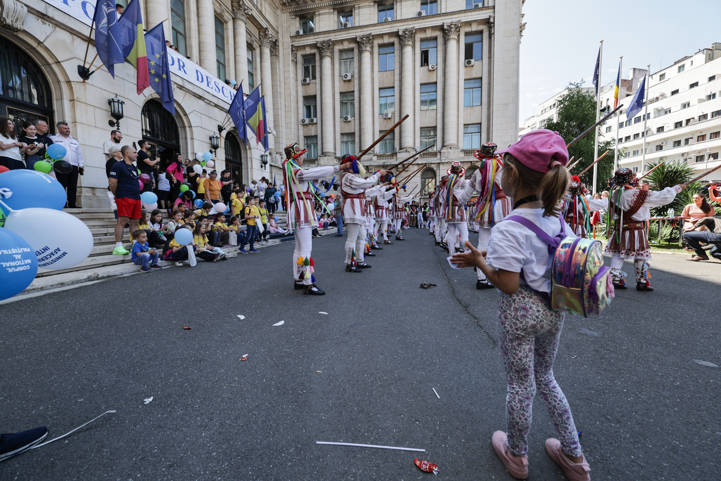 FOTO | Copiii au preluat puterea la Ministerul Afacerilor Interne. Cei mici pot păși pe balconul unde Ceaușescu a ținut ultima cuvântare