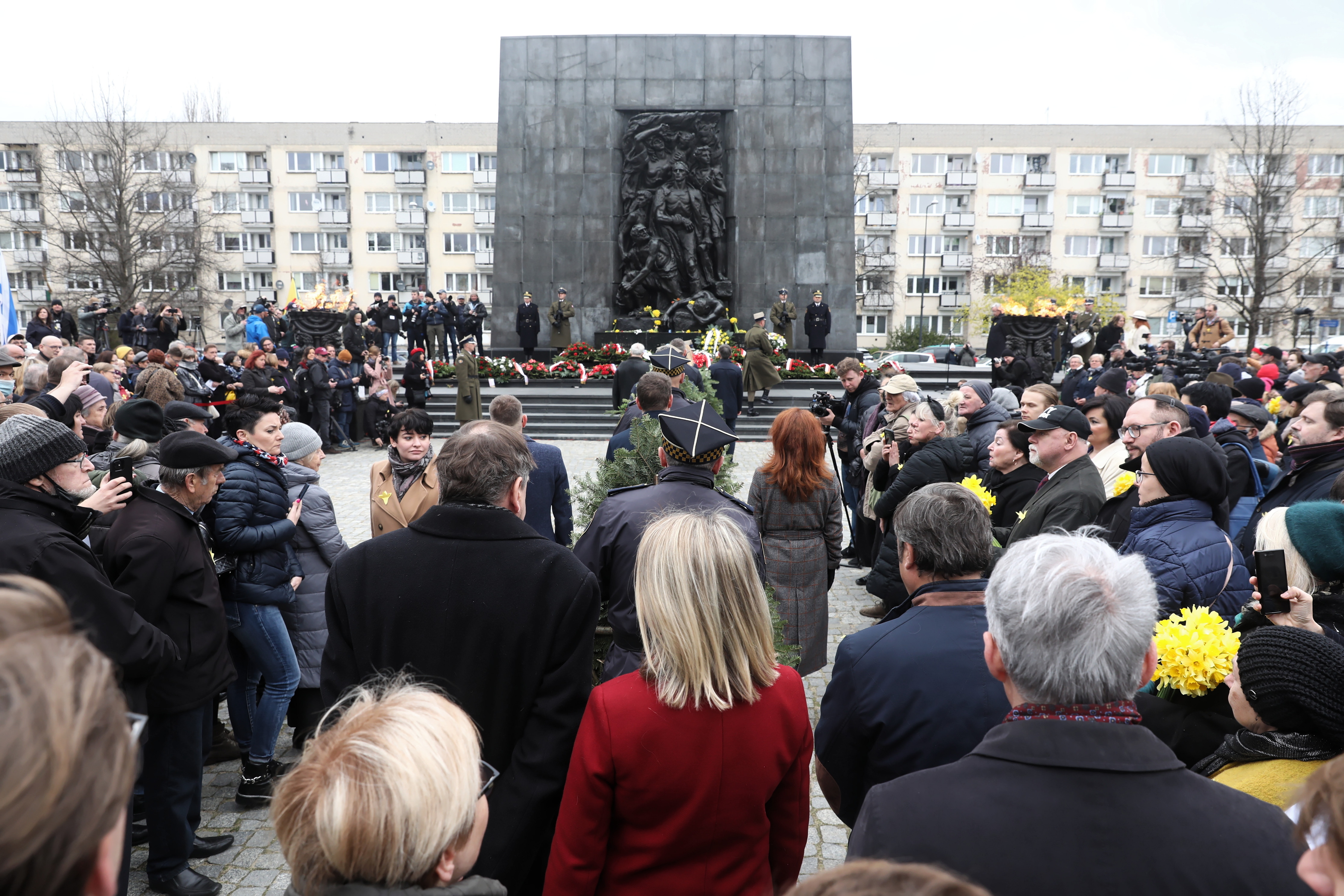 Pomnik Bohaterów Getta na warszawskim Muranowie. Uroczystości z okazji 79. rocznicy wybuchu powstania.