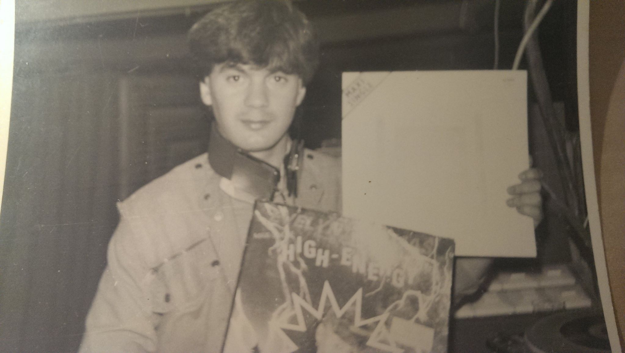 EXCLUSIV/ DJ Adriano și istoria văzută din spatele mixerului. Pune muzică din anii ’70, a adus occidentul în comunism și se ține în trend!