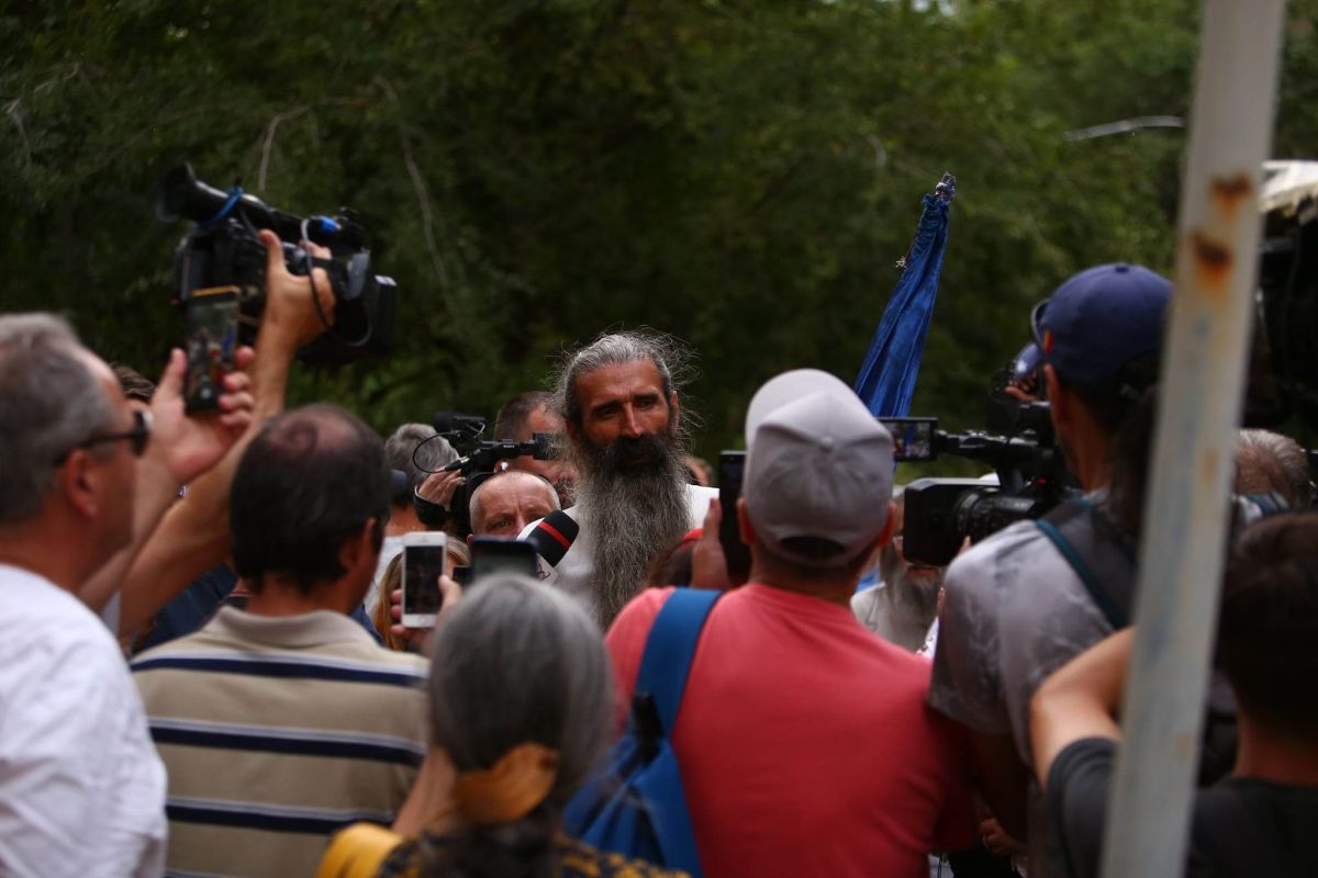 Mai mulți jurnaliști, loviți la protestul AUR anti-vaccin. Organizatorii au instigat oamenii să forțeze intrarea în Ministerul Sănătății, acuză Jandarmeria