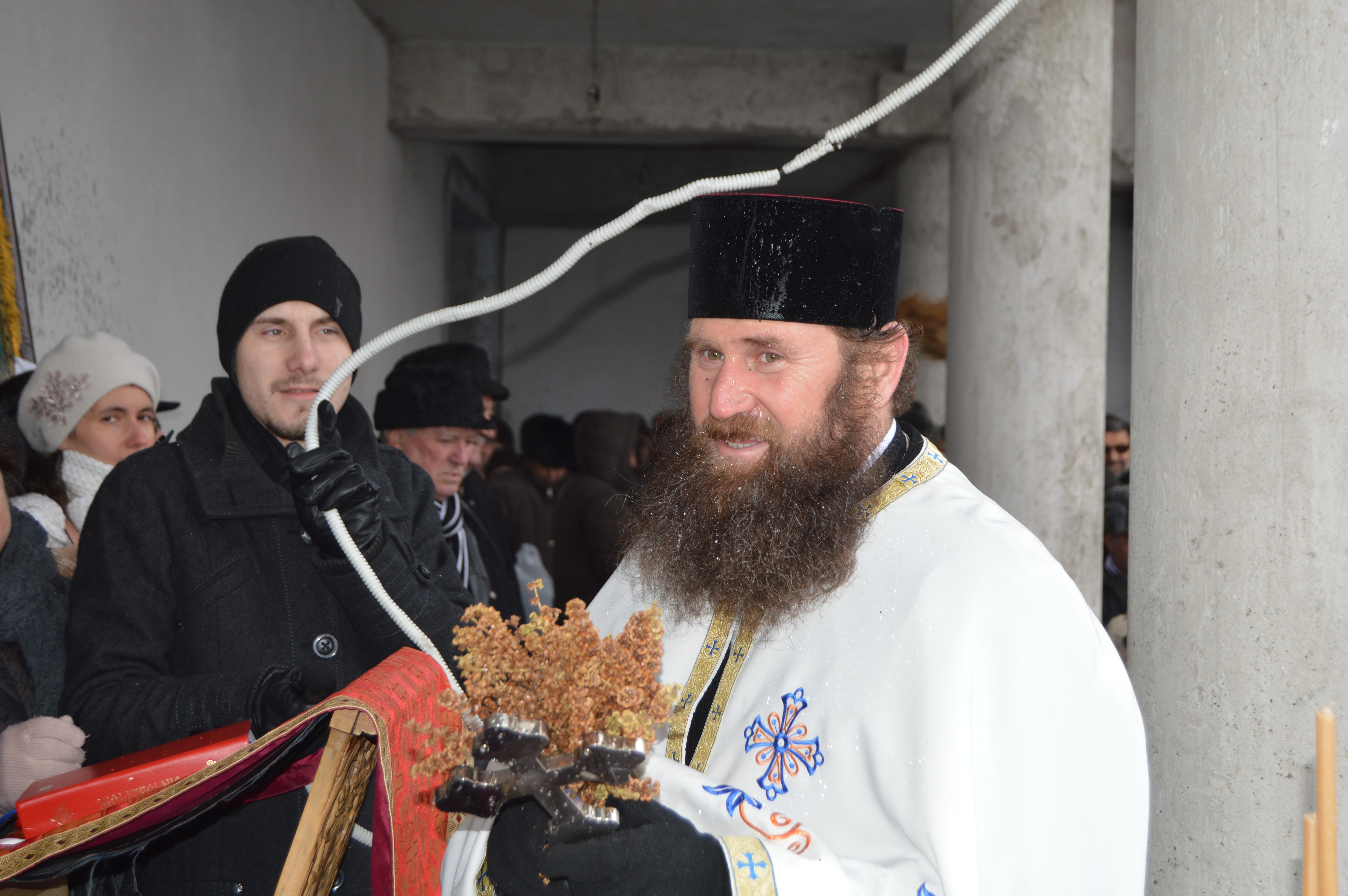 VIDEO&FOTO/ Scandal la împărțitul aghesmei, la biserica ctitorită de Ștefan cel Mare în Vaslui: "Unii au venit cu sticle de 5 litri, parcă fac borș cu agheasmă"