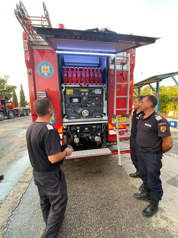 Pompierii români trimiși în Grecia intervin pe insula Evia, care arde ca o torță uriașă de câteva zile