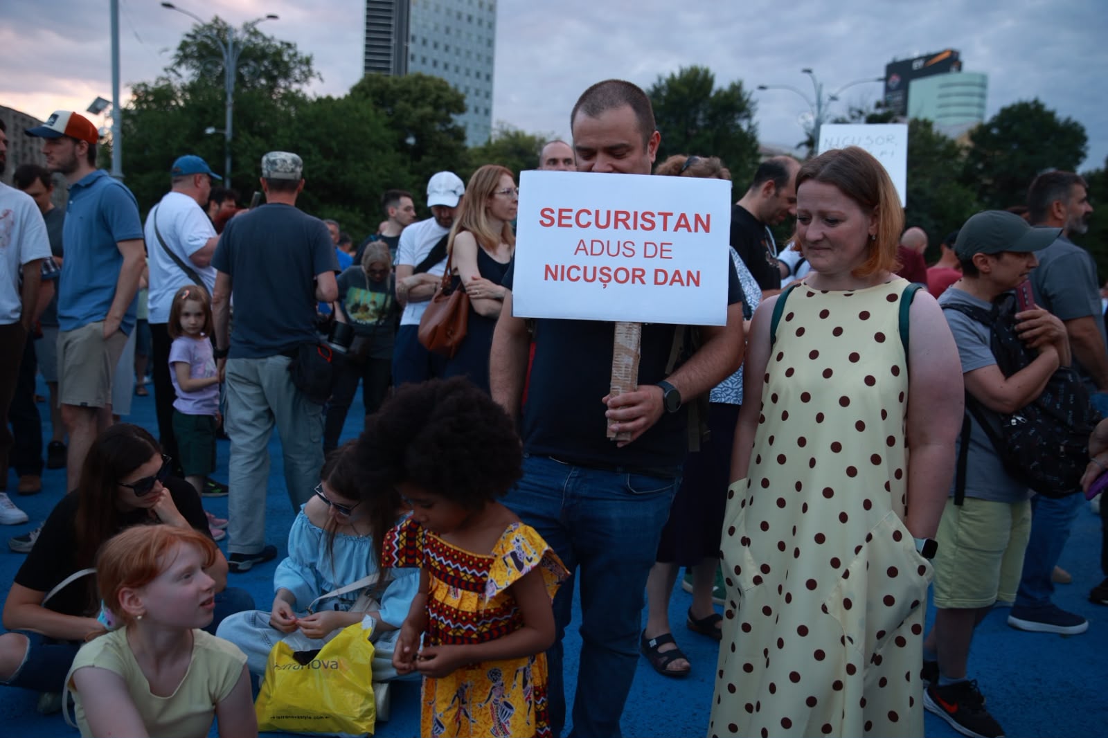 Protest în Piața Victoriei: Sute de oameni manifestă sub sloganul „România e sub asediu”. Ce cer organizatorii și ce mesaj are Jandarmeria