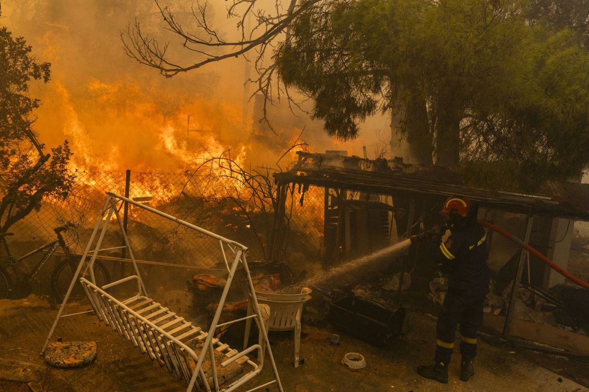 Incendii de vegetație în Grecia. O persoană, găsită decedată într-un magazin distrus de flăcări, la periferia Atenei