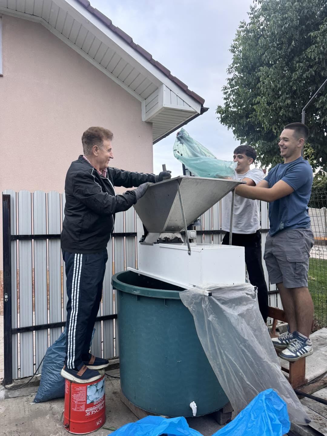 Constantin Enceanu face țuică după rețeta bunicii