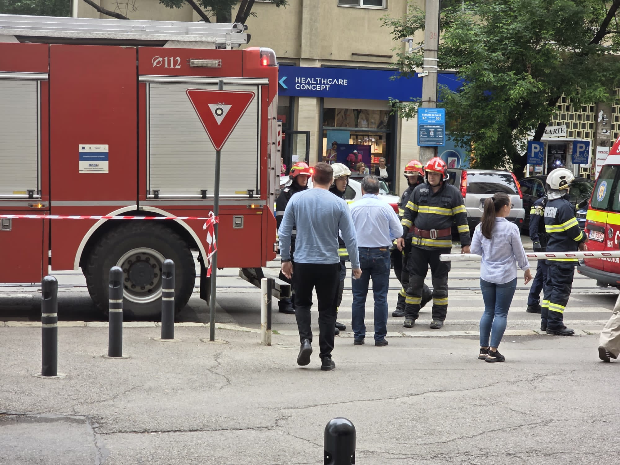 Reprezentanții firmei Kronlift care a făcut revizia susțin că liftul din Ministerul Transporturilor nu s-a prăbușit: „A depășit stația parter, se poate întâmpla să se oprească mai brusc”. ISCIR îi contrazice: „A căzut de la etajul 4”