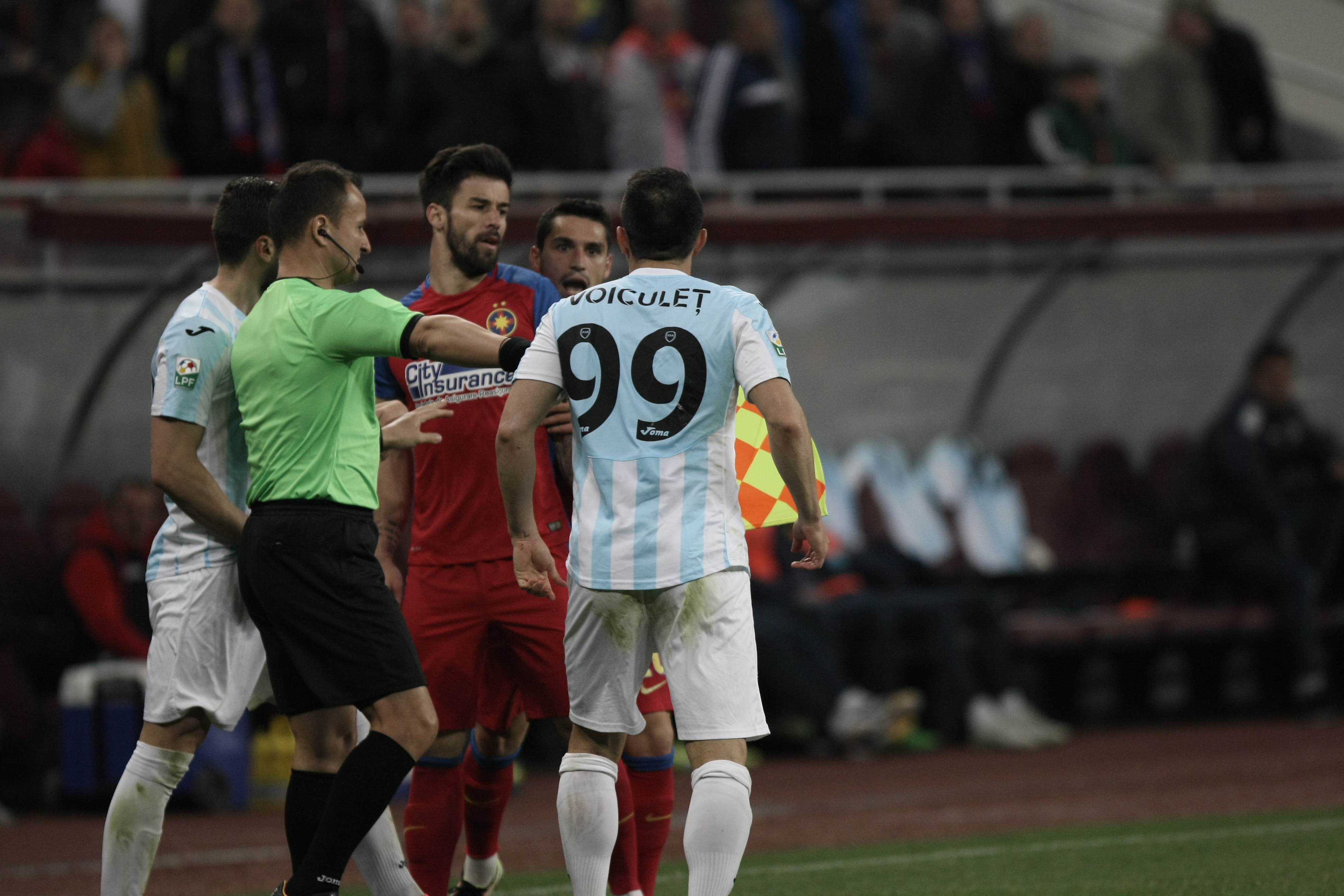 Crăciunescu, revoltat că stewarzii au intrat pe teren la meciul Steaua - ASA: ”Ce facem, aducem trupele speciale?” | GALERIE FOTO
