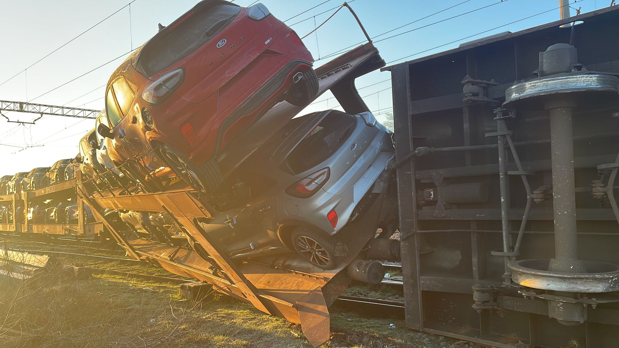 IMAGINI după impact. Cum arată locomotiva care a provocat deraierea unui marfar în Teleorman