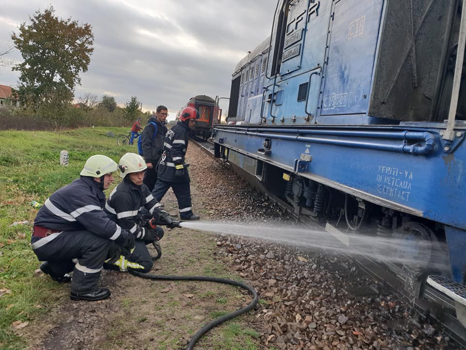 Locomotiva unui tren a luat foc în mers, în județul Satu Mare. Aproape 200 de călători erau în vagoane